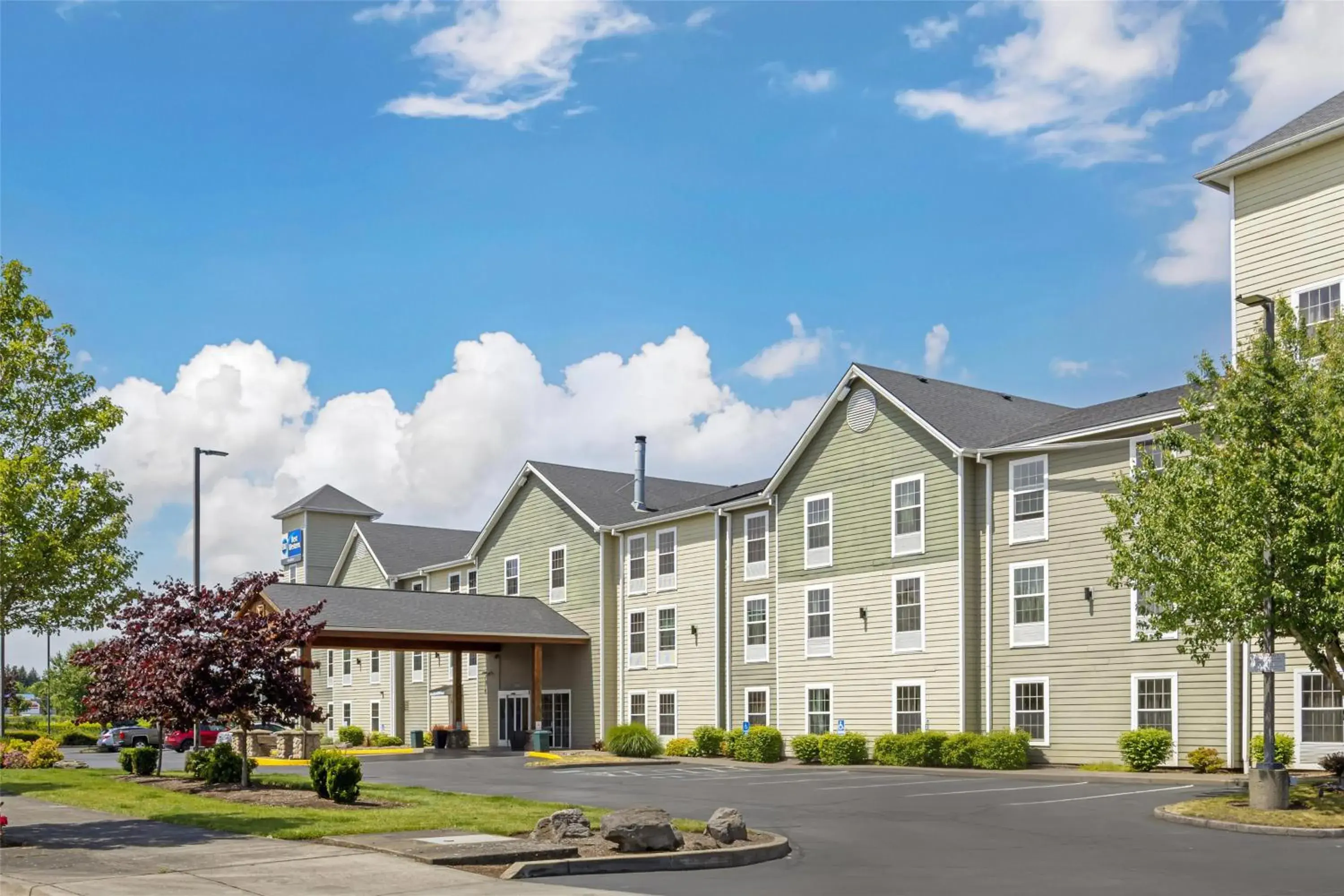 Property building in Best Western Woodburn Inn Property building in Best Western Woodburn Inn