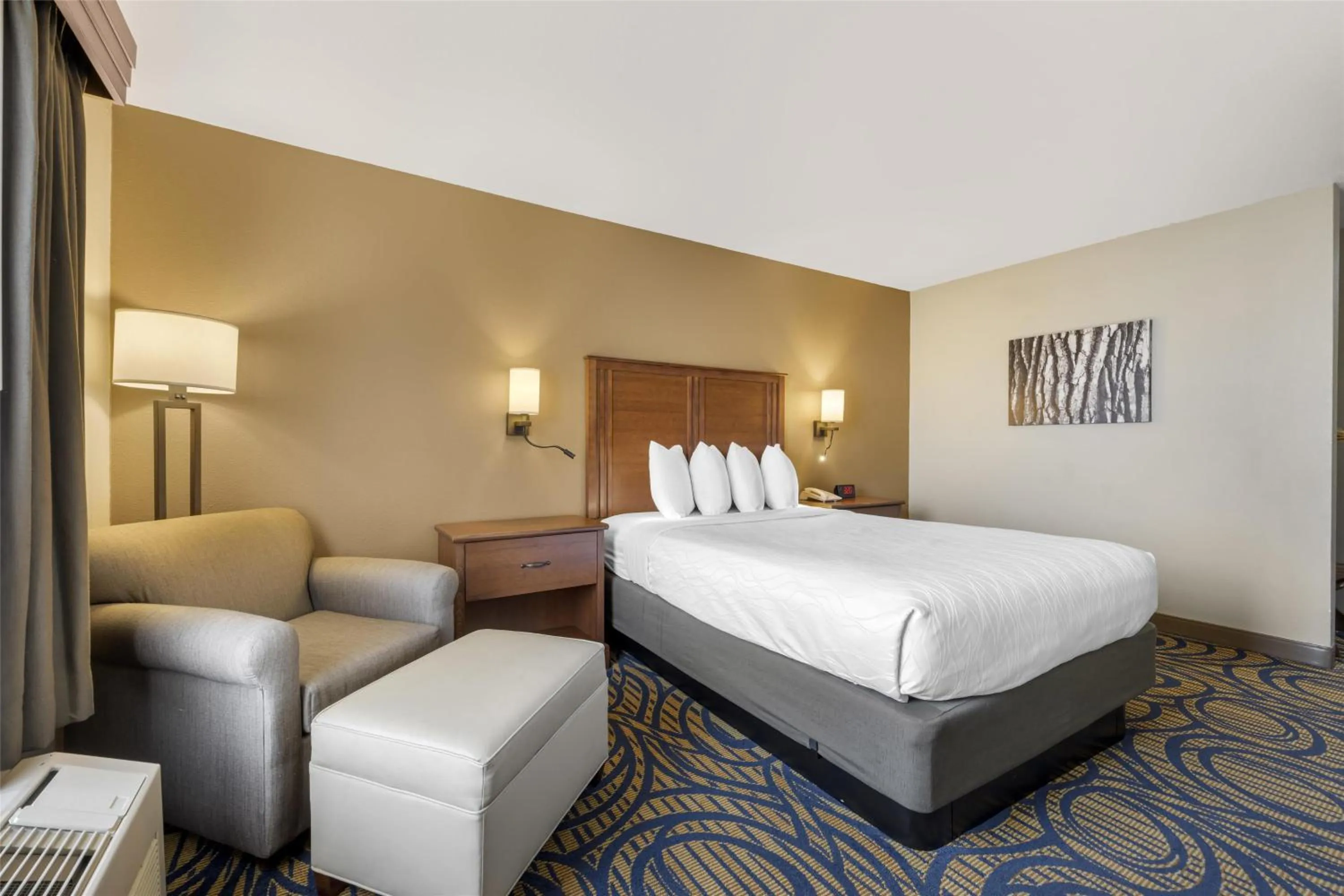 Bedroom, Bed in Best Western Woodburn Inn