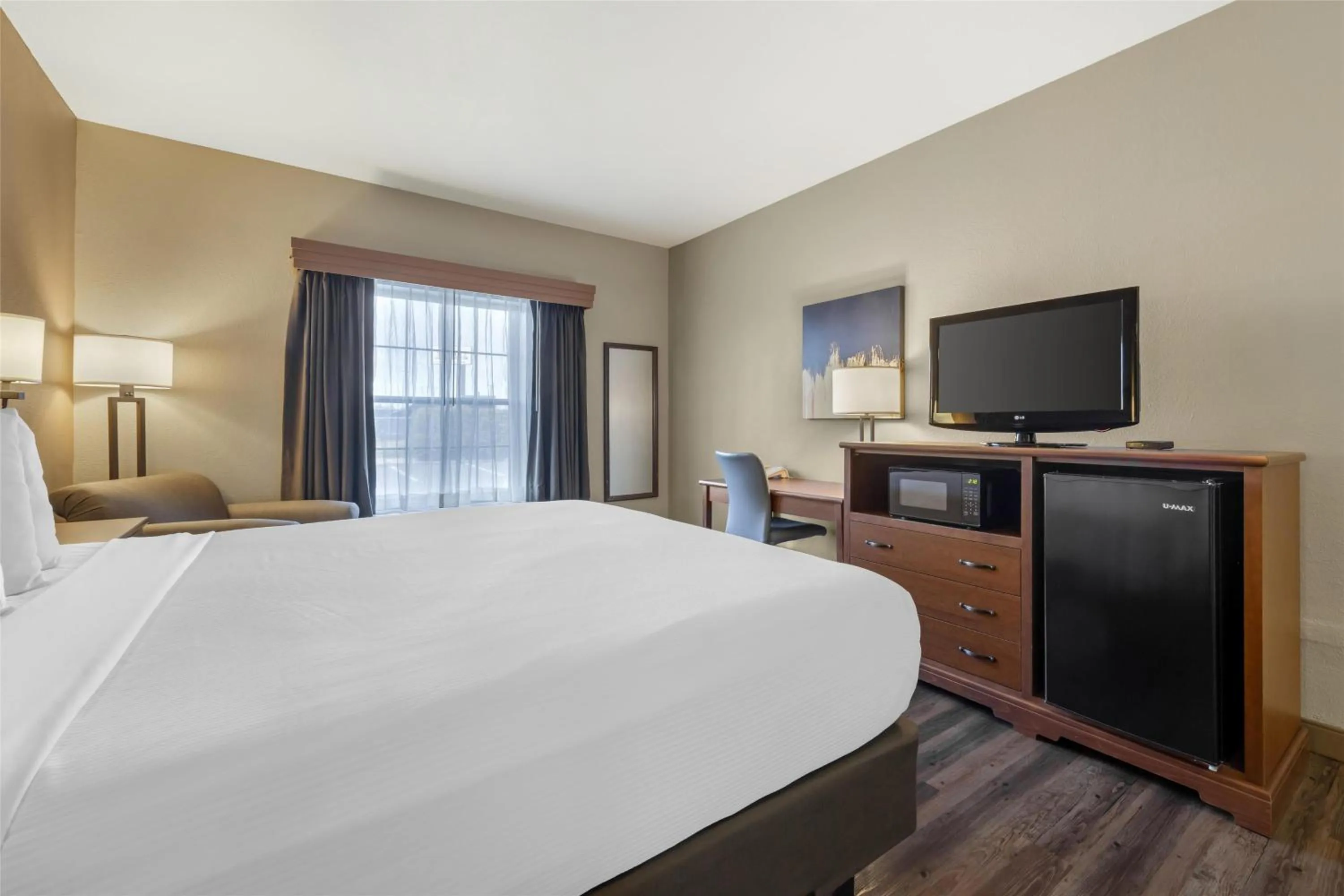 Bedroom, Bed in Best Western Woodburn Inn