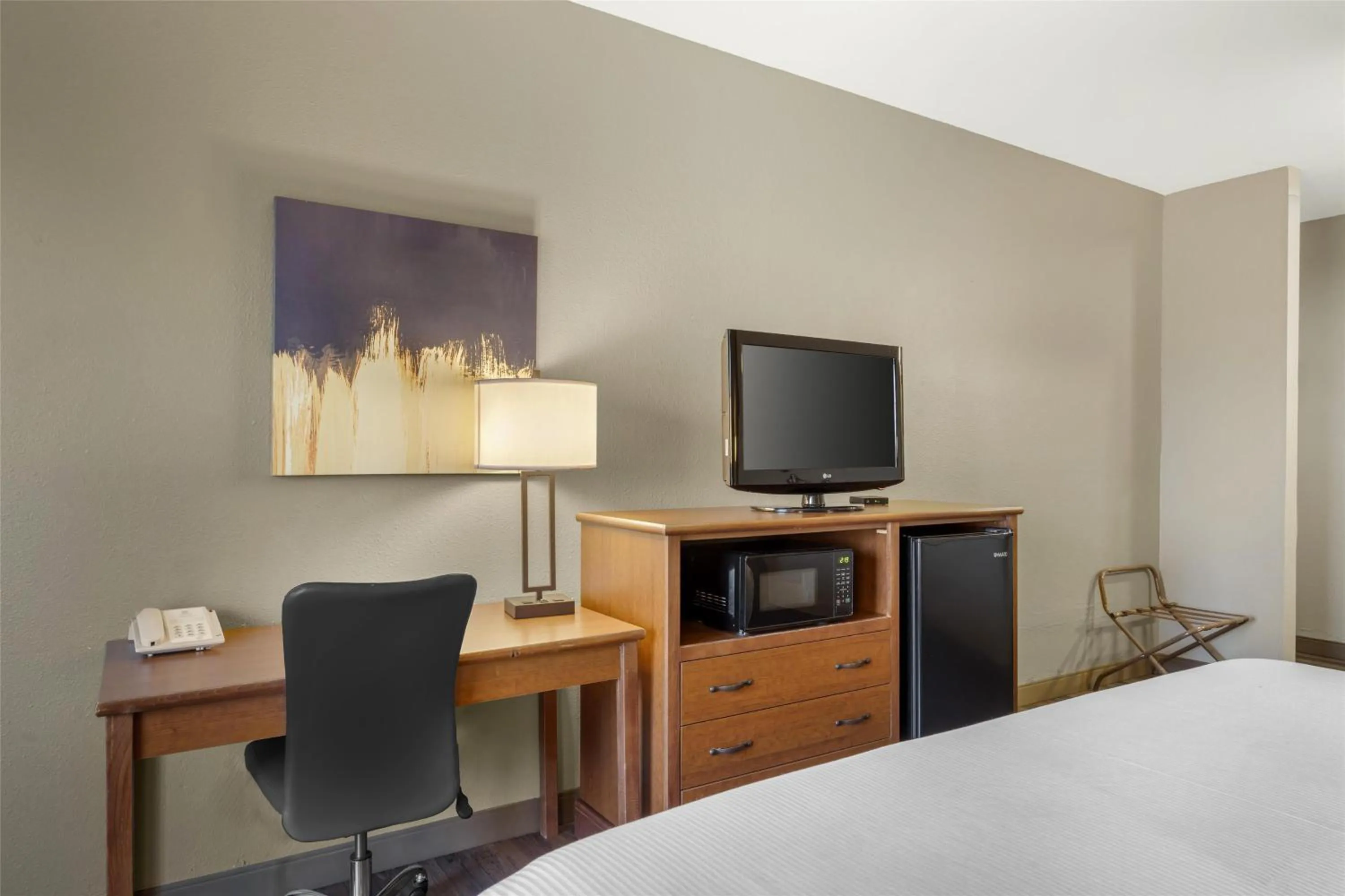 Bedroom, Bed in Best Western Woodburn Inn