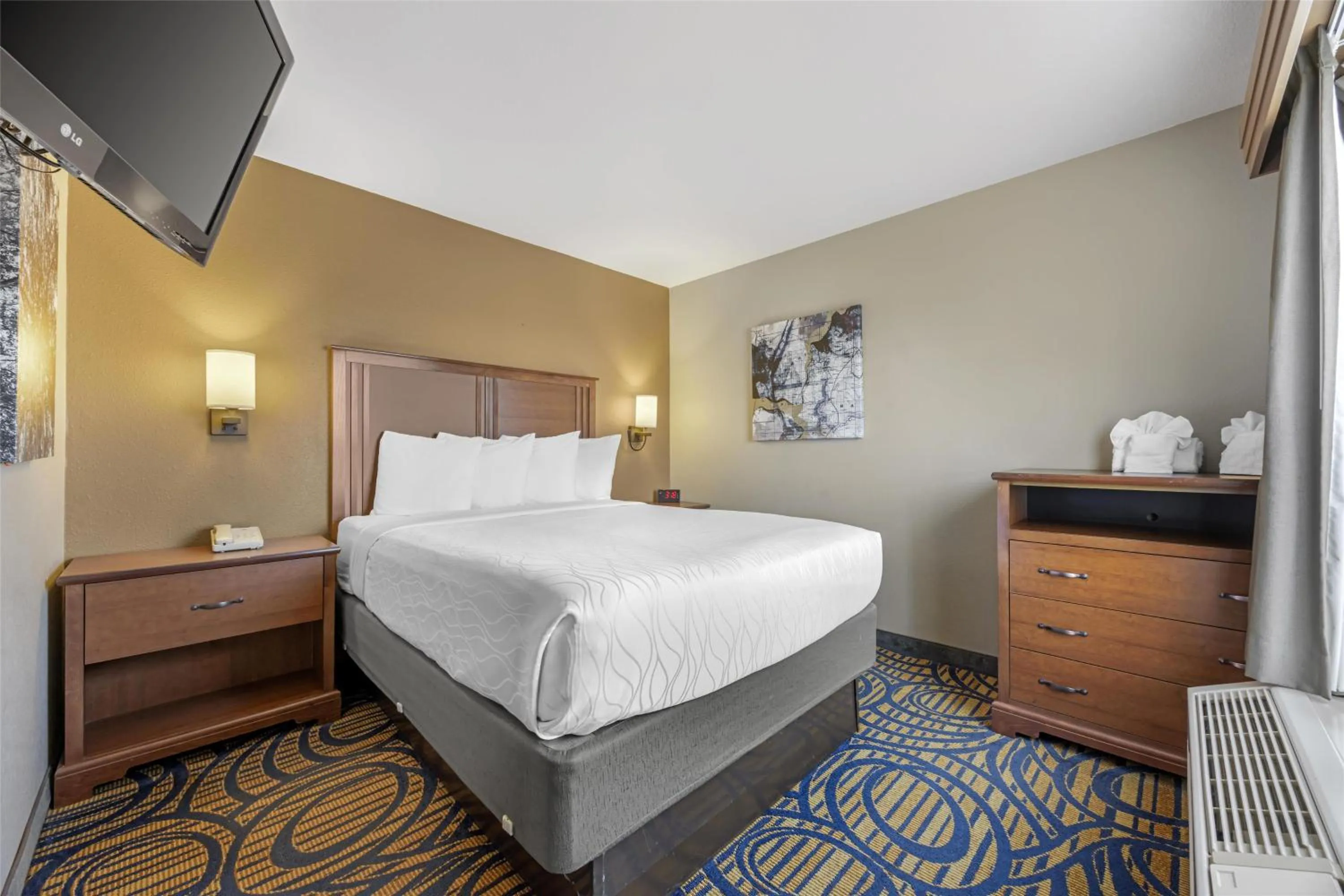 Bedroom, Bed in Best Western Woodburn Inn