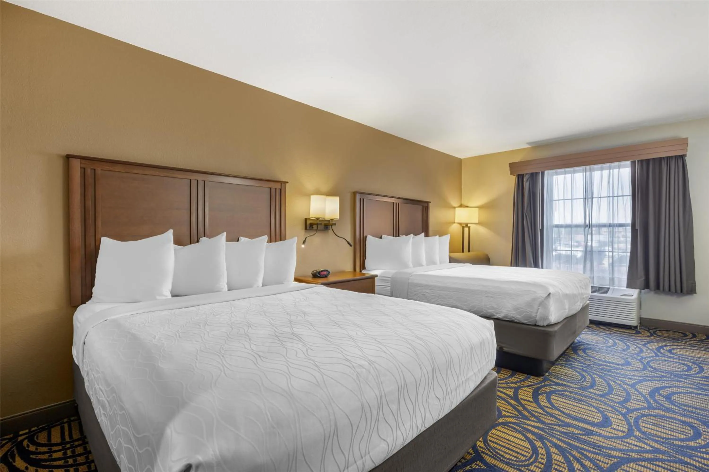 Bedroom, Bed in Best Western Woodburn Inn