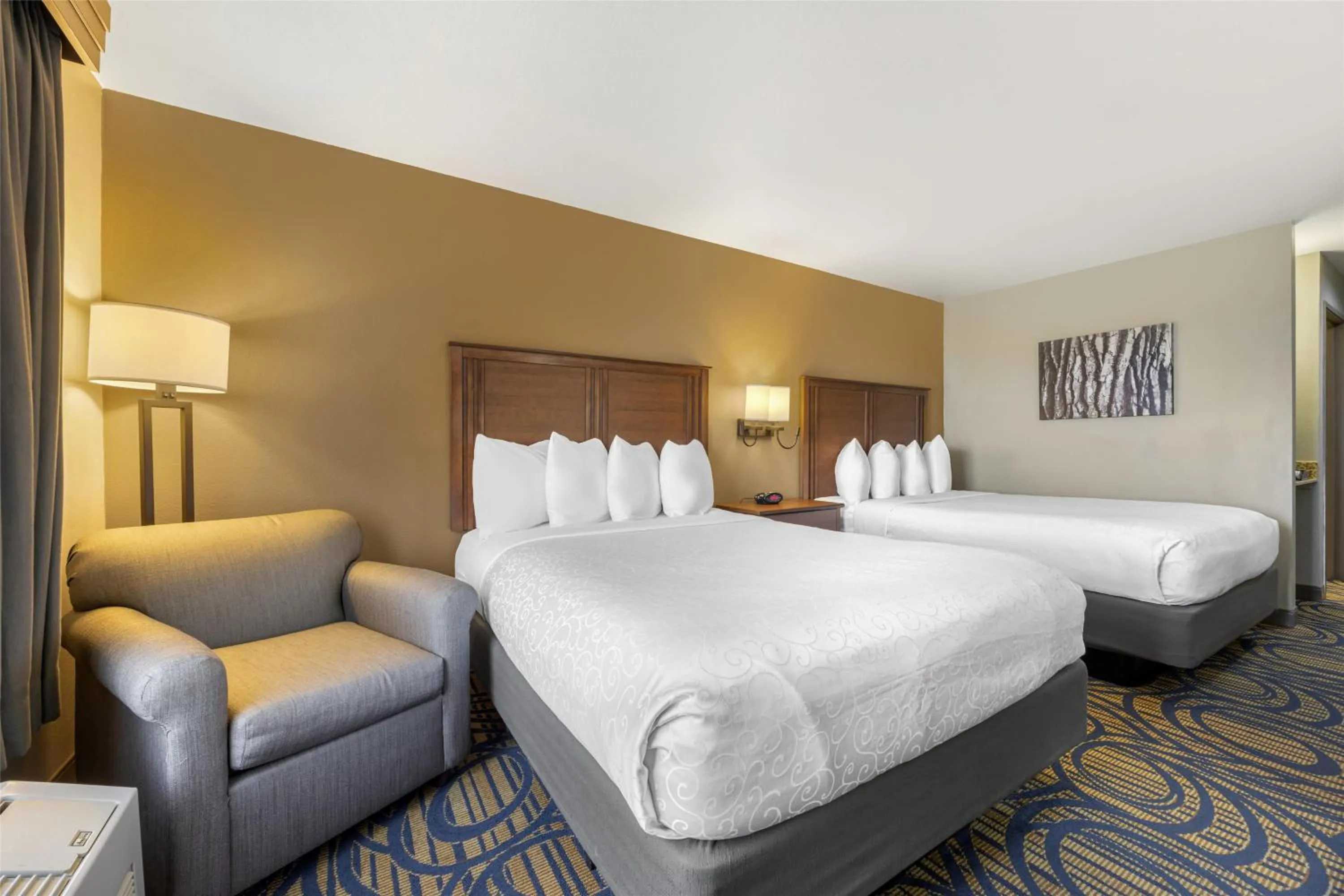 Bedroom, Bed in Best Western Woodburn Inn