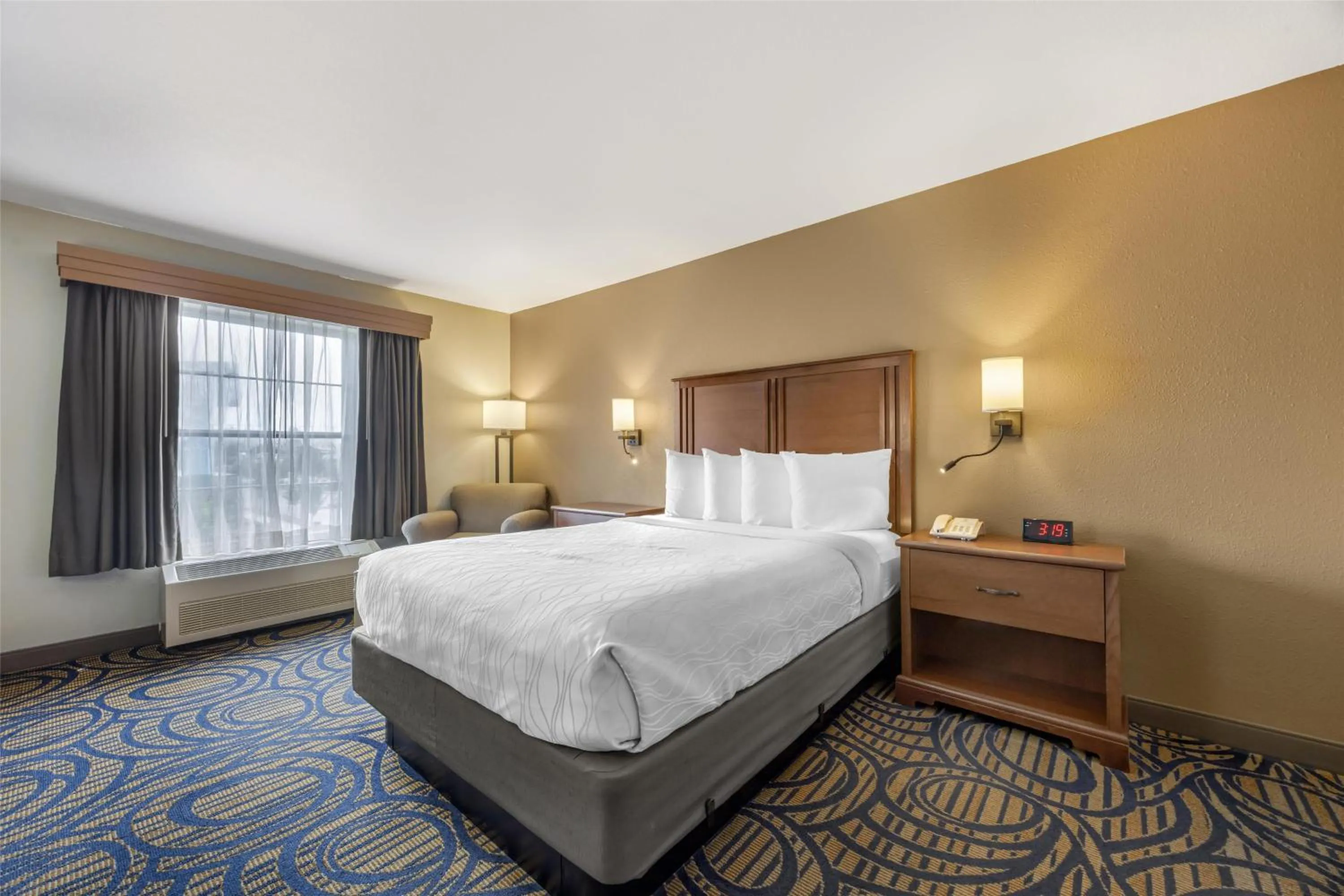 Bedroom, Bed in Best Western Woodburn Inn