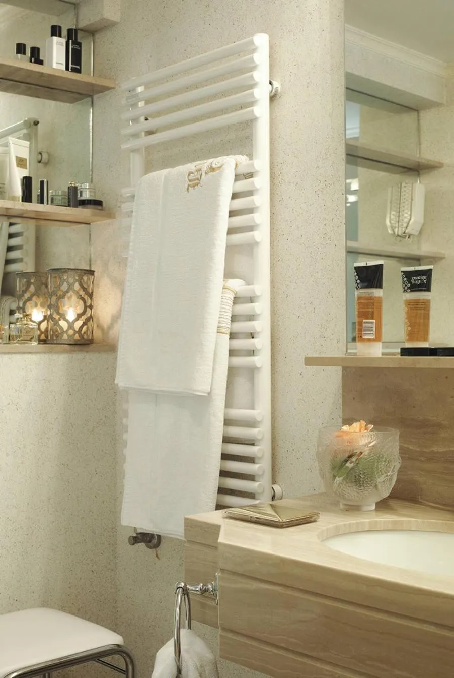 Bedroom in Hotel Al Bustan