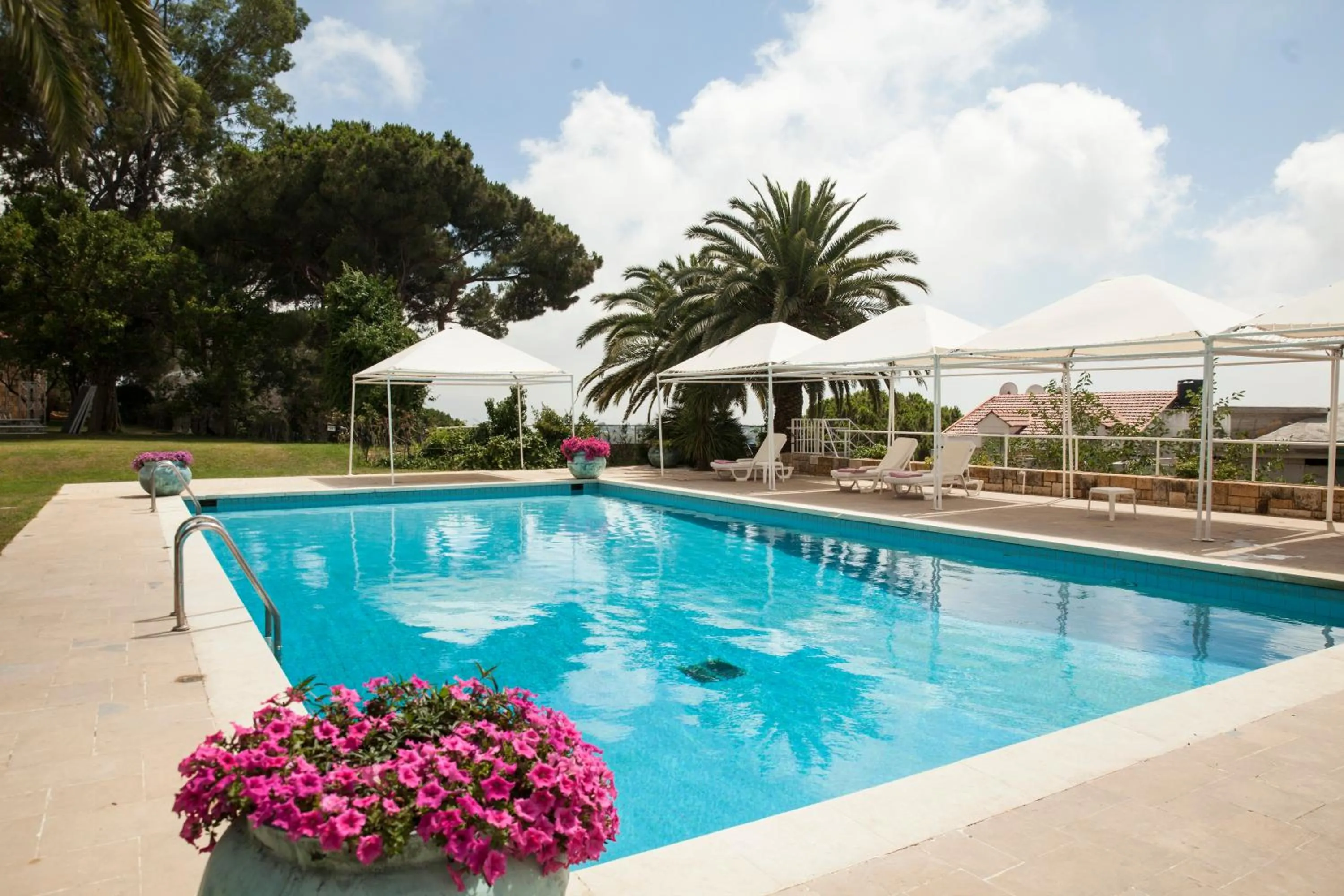Swimming pool in Hotel Al Bustan