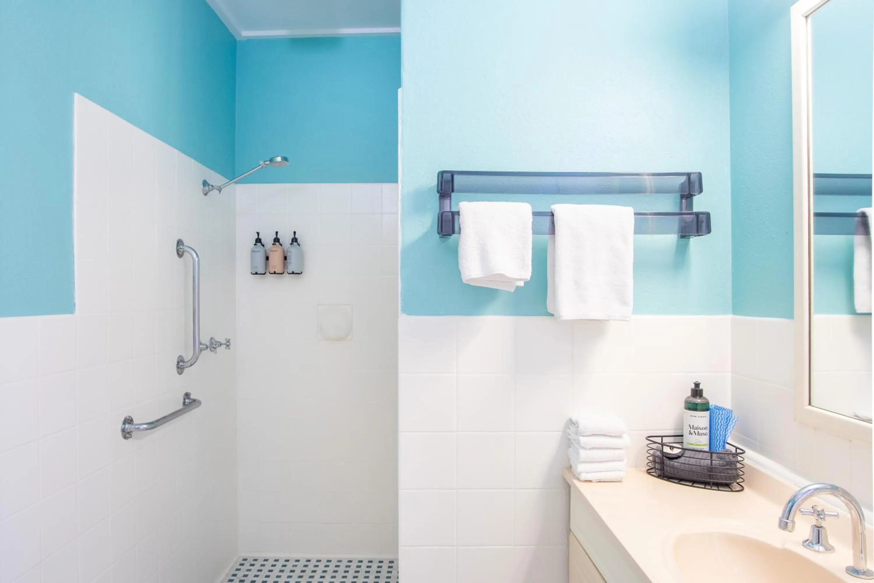 Bathroom in The Lyndoch Motel