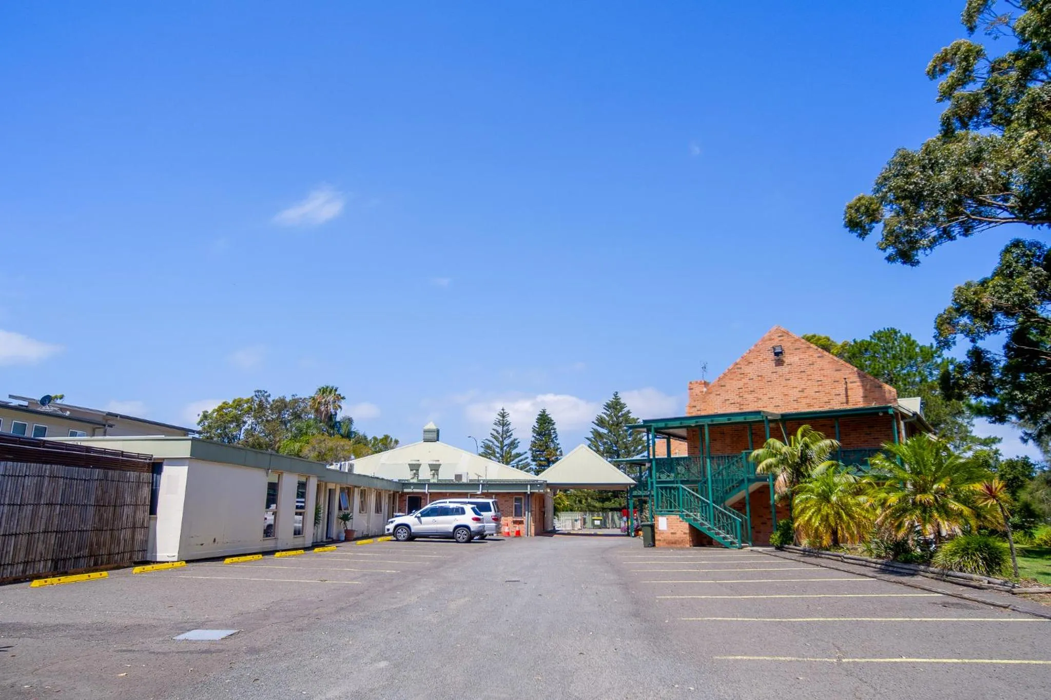 Property building in Golf Place Inn Wollongong
