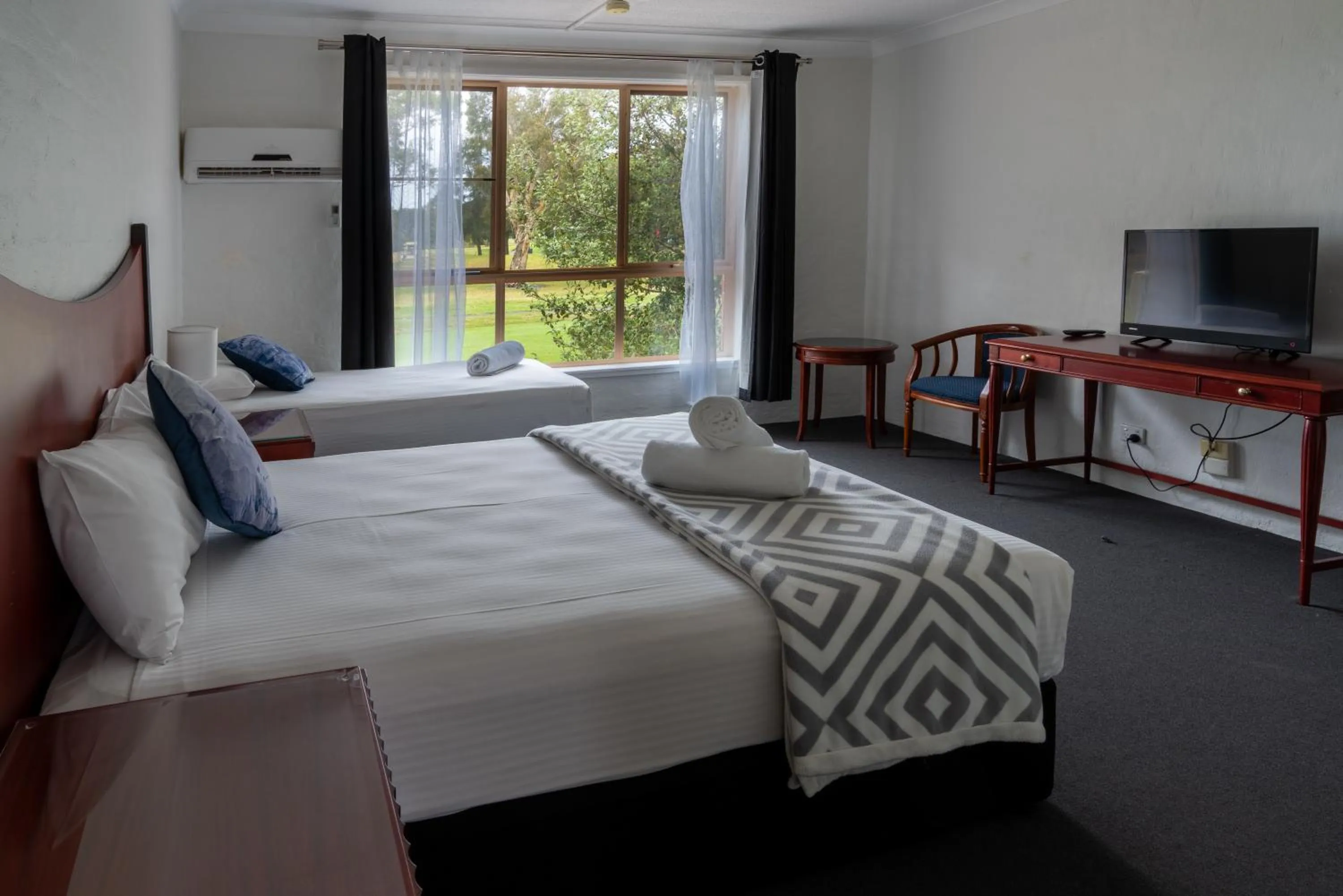 Bed in Golf Place Inn Wollongong