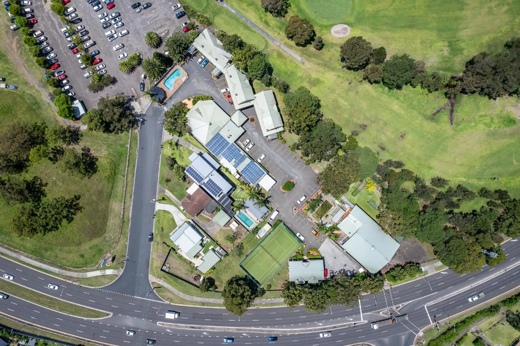 Property building in Golf Place Inn Wollongong