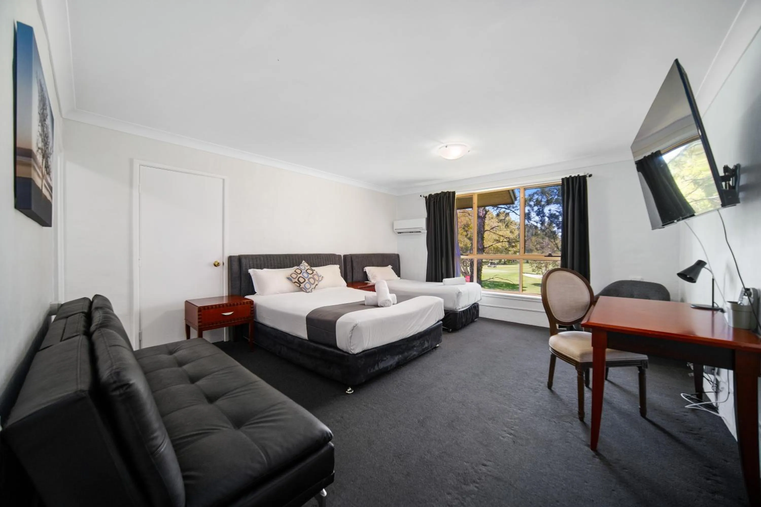  Accessible Queen Single Room in Golf Place Inn Wollongong