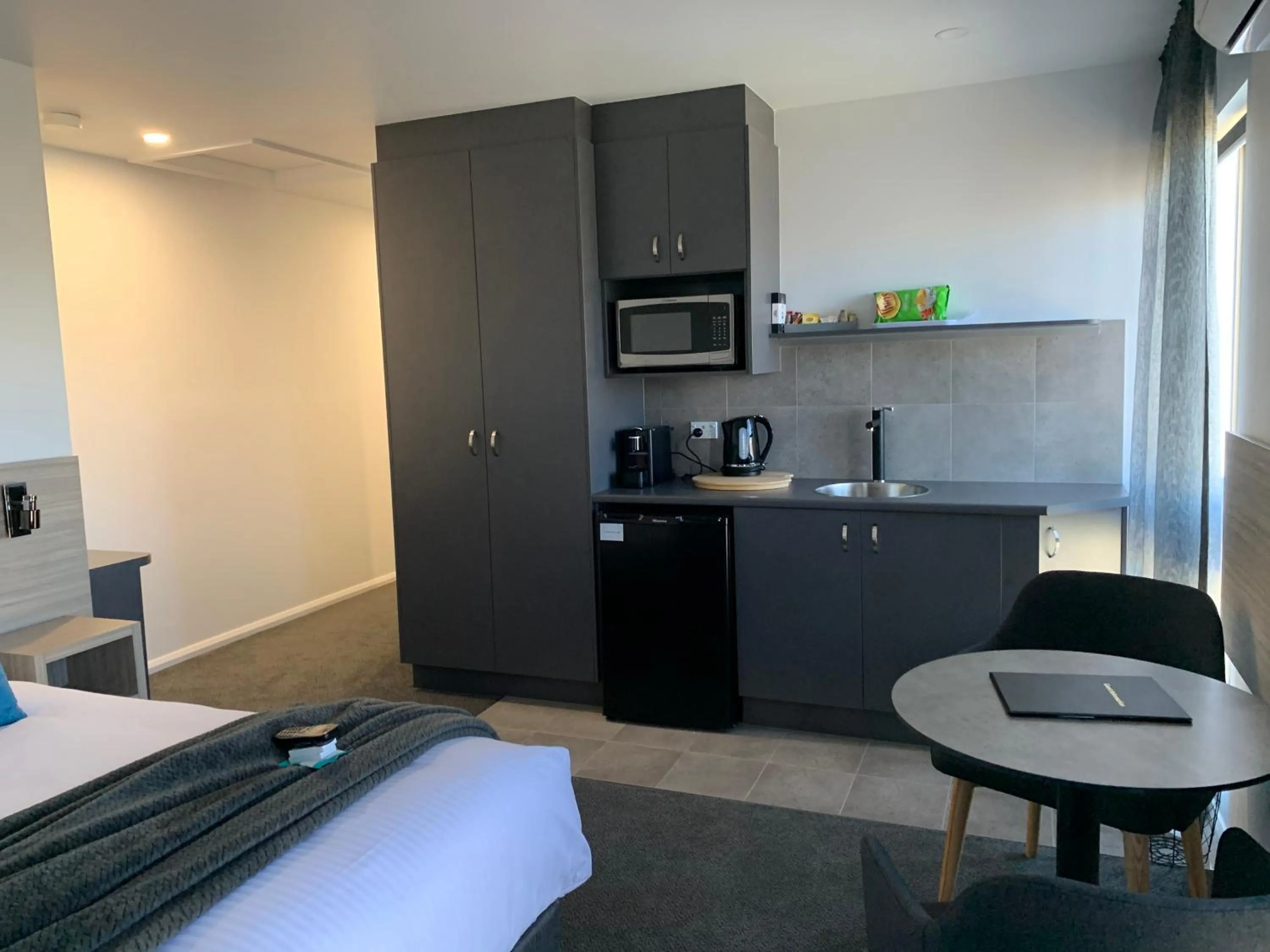 Kitchen or kitchenette, Bed in Jervis Bay Motel