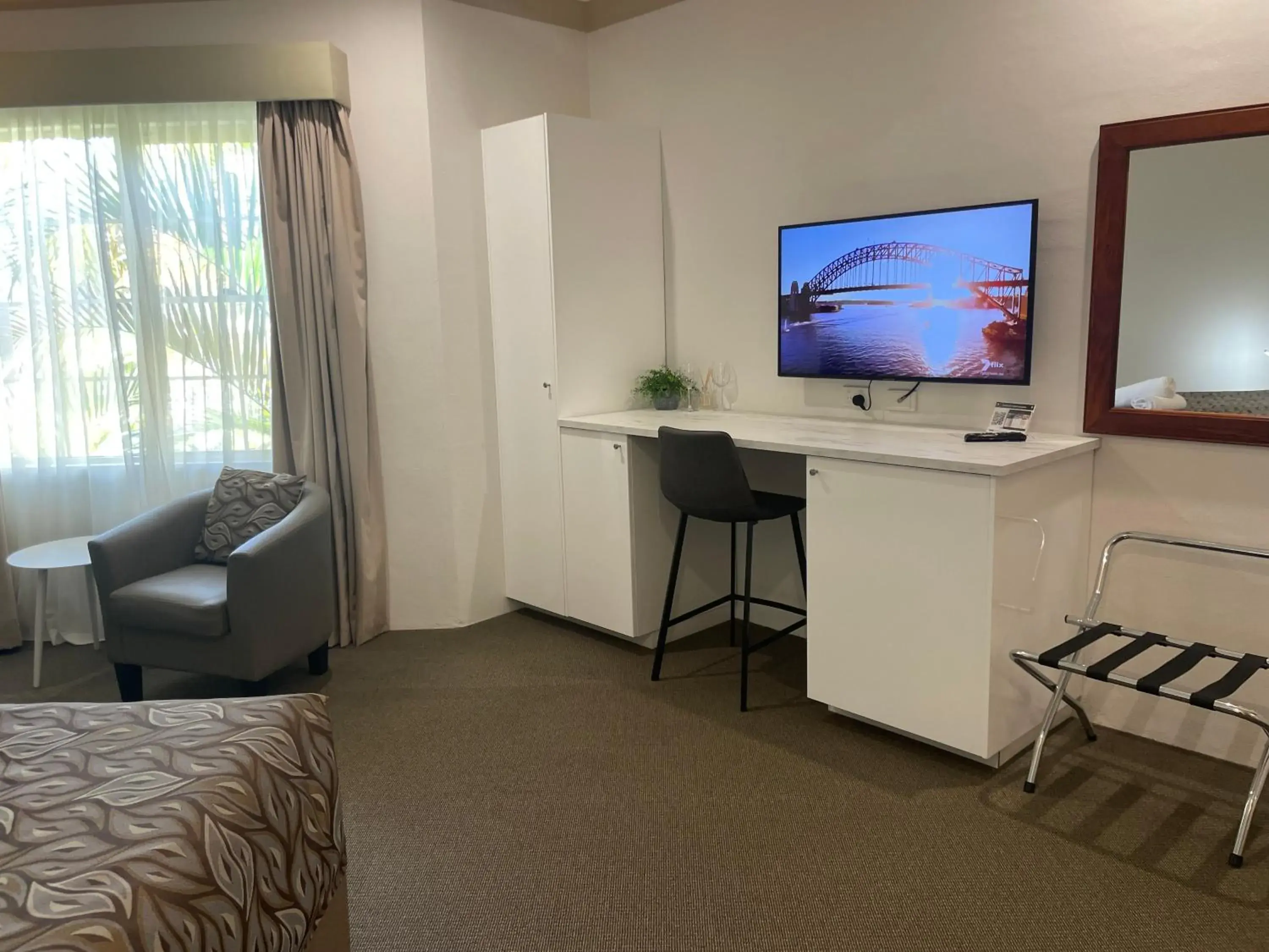 Deluxe King Room in Oasis Inn Ulladulla - Welcoming Guests 18 Years and Older Deluxe King Room in Oasis Inn Ulladulla - Welcoming Guests 18 Years and Older