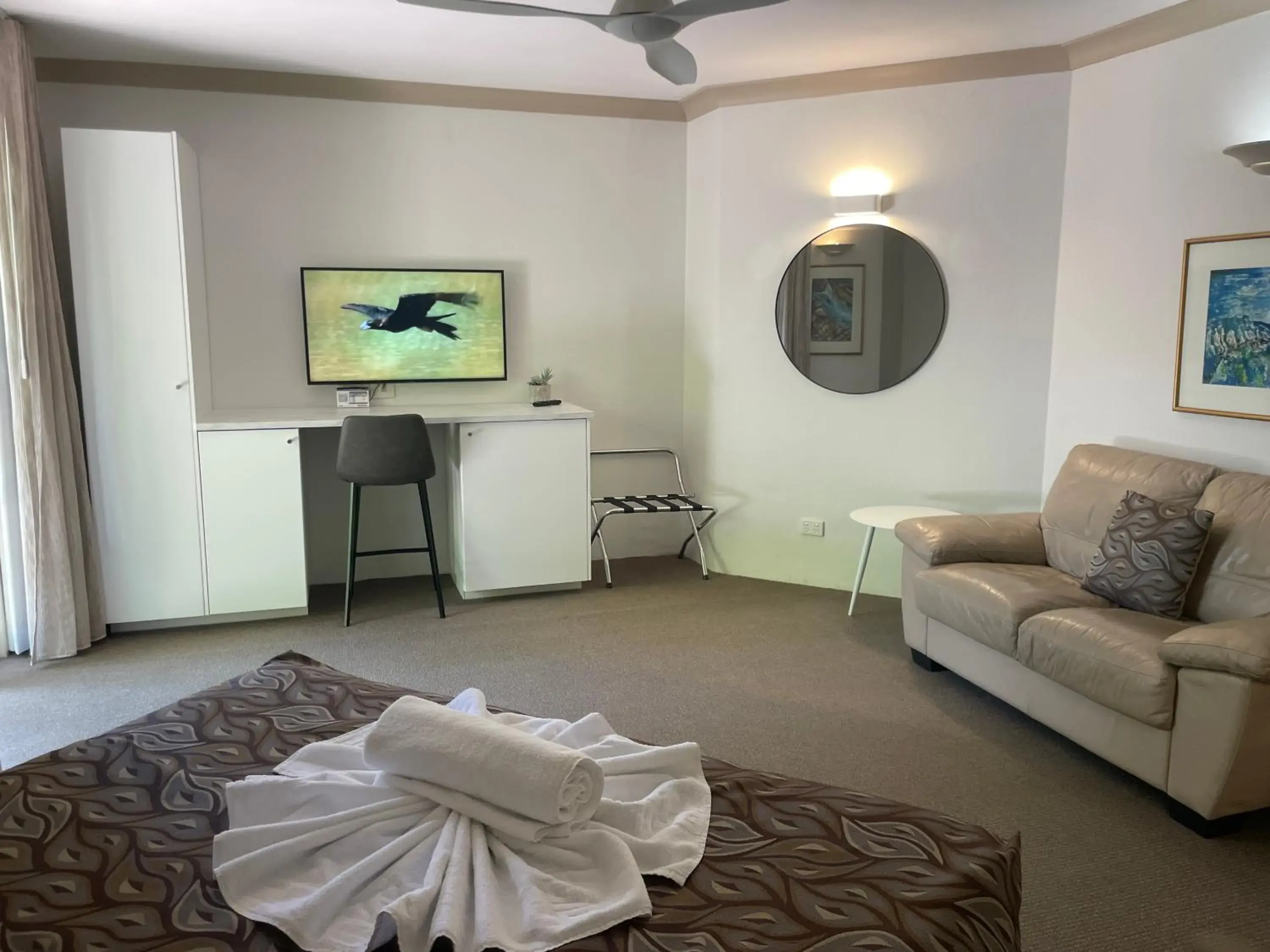 Deluxe Queen Room in Oasis Inn Ulladulla - Welcoming Guests 18 Years and Older Deluxe Queen Room in Oasis Inn Ulladulla - Welcoming Guests 18 Years and Older