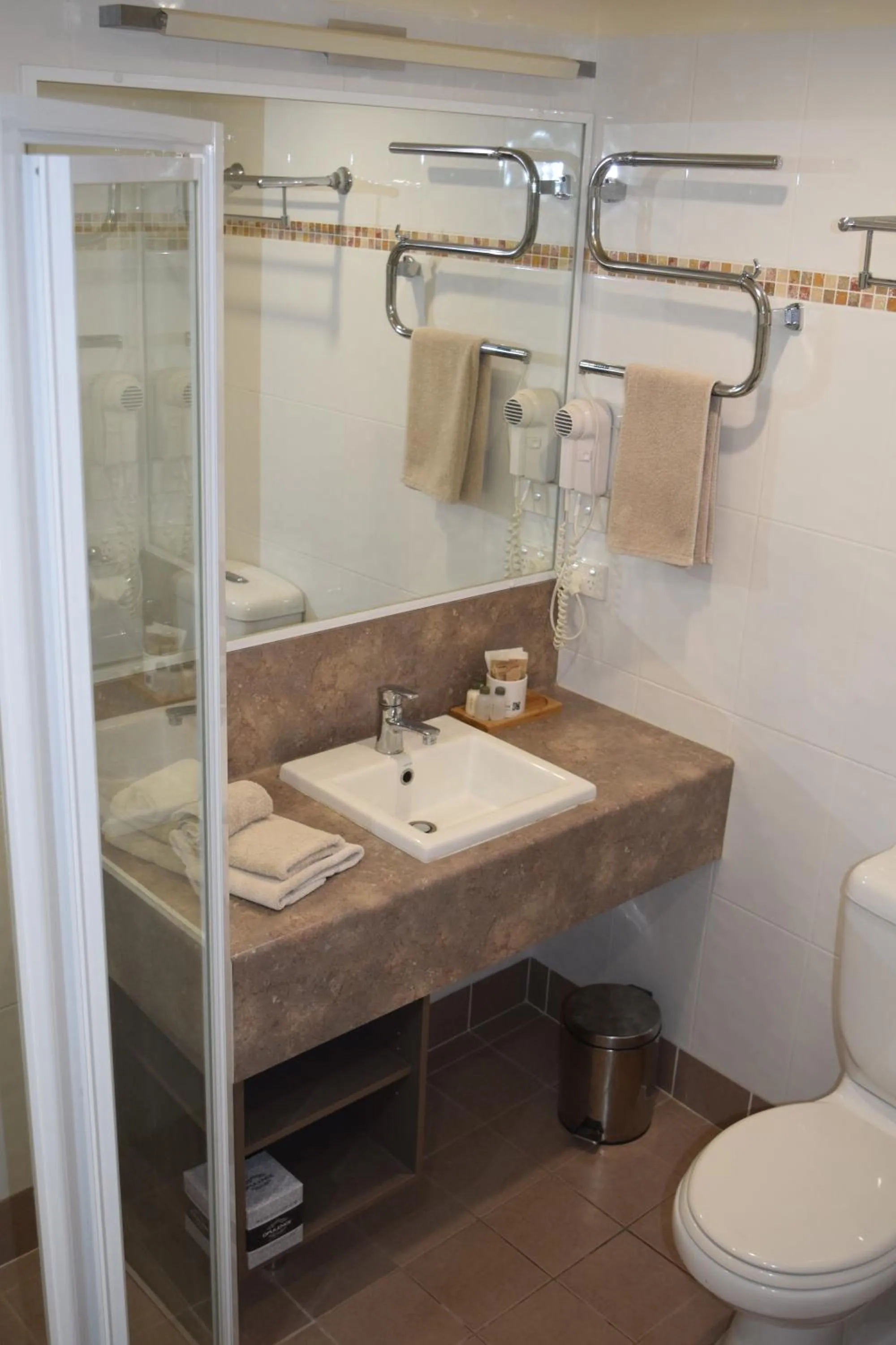 Bathroom in Oasis Inn Ulladulla - Welcoming Guests 18 Years and Older