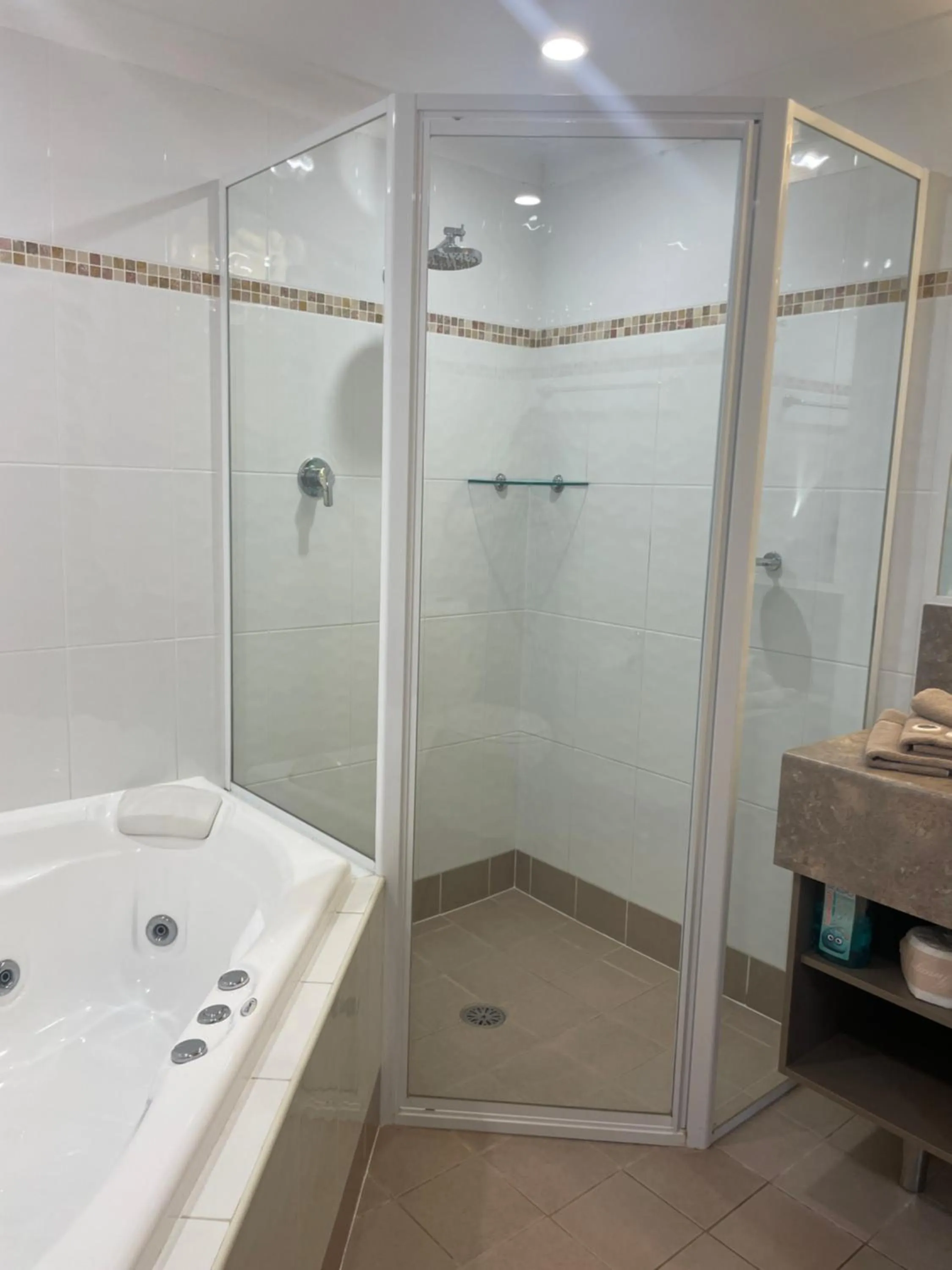 Bathroom in Oasis Inn Ulladulla - Welcoming Guests 18 Years and Older