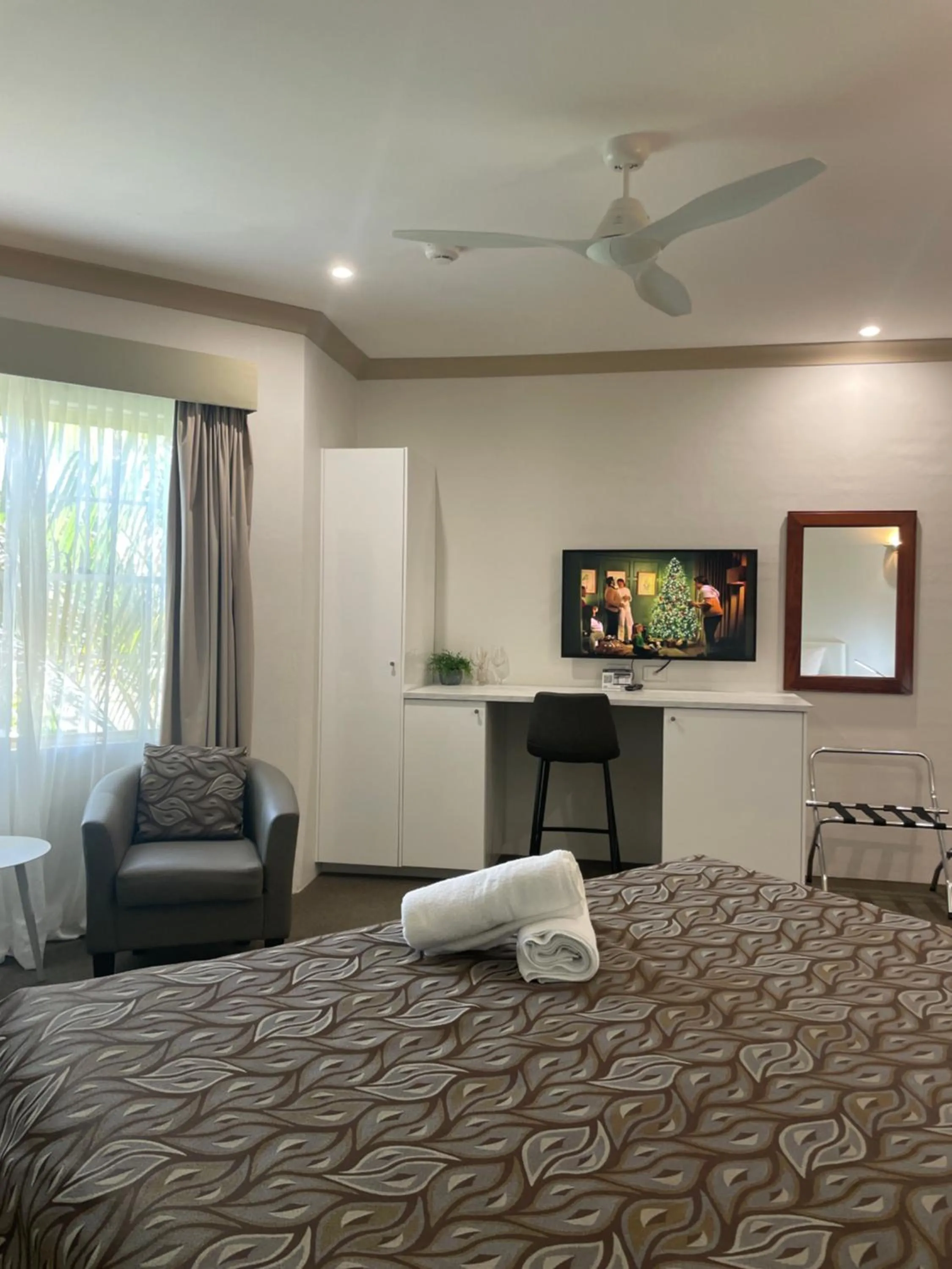 Photo of the whole room, Bed in Oasis Inn Ulladulla - Welcoming Guests 18 Years and Older