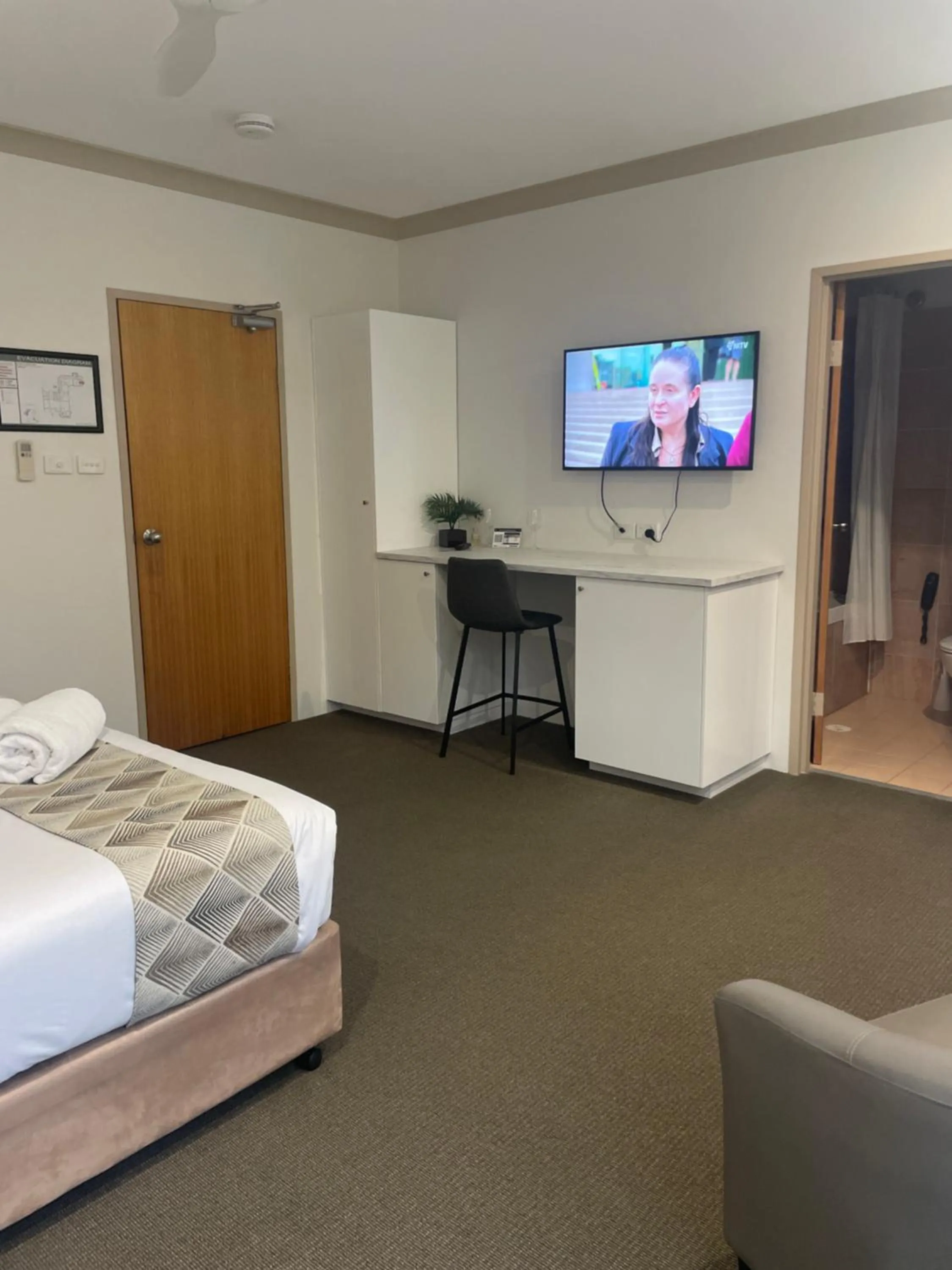TV and multimedia, Bed in Oasis Inn Ulladulla - Welcoming Guests 18 Years and Older