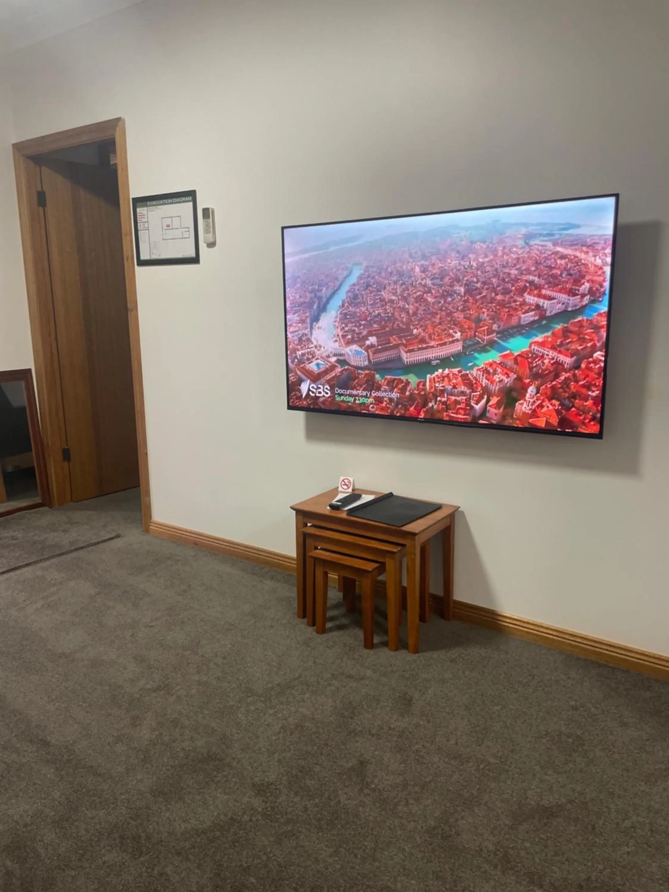 TV and multimedia in Oasis Inn Ulladulla - Welcoming Guests 18 Years and Older