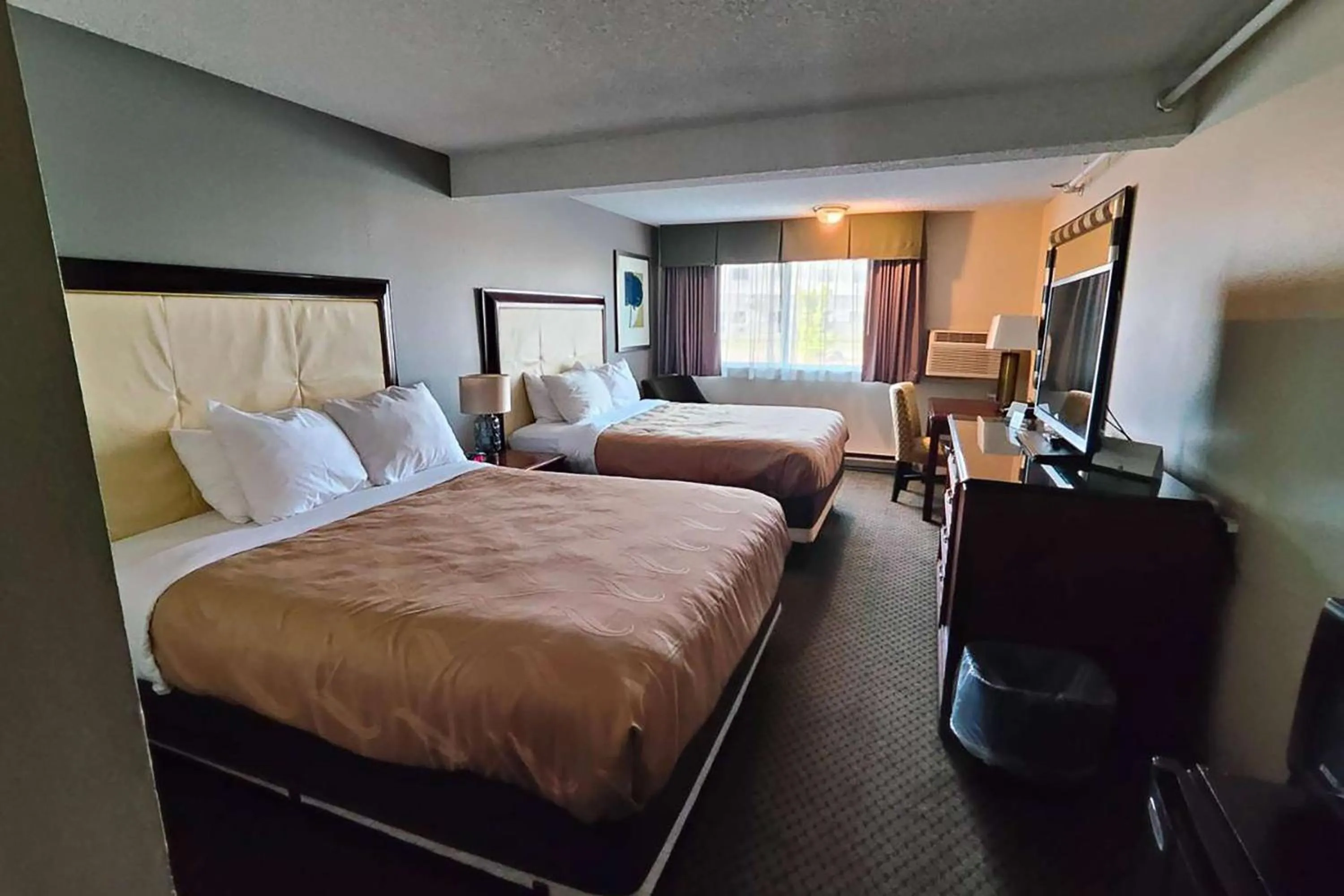 Photo of the whole room, Bed in Roosevelt Hotel