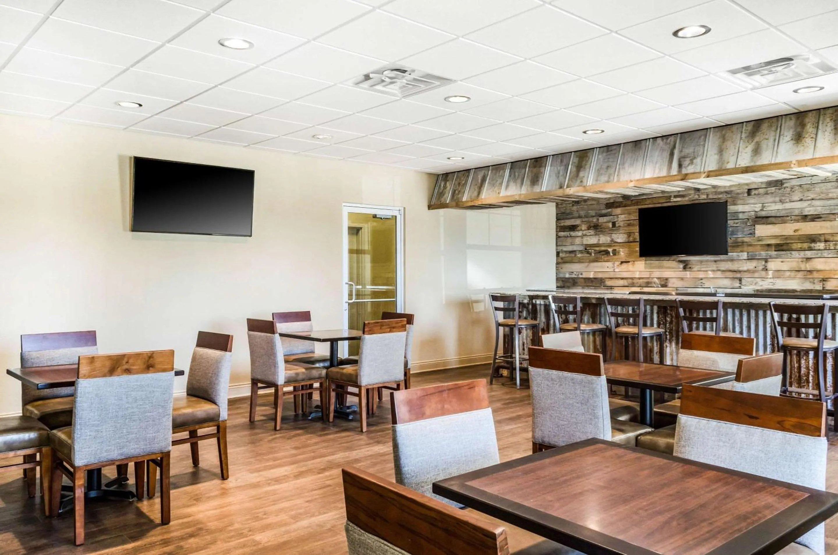 Restaurant/places to eat in MainStay Suites Hackberry Sportsman's Lodge