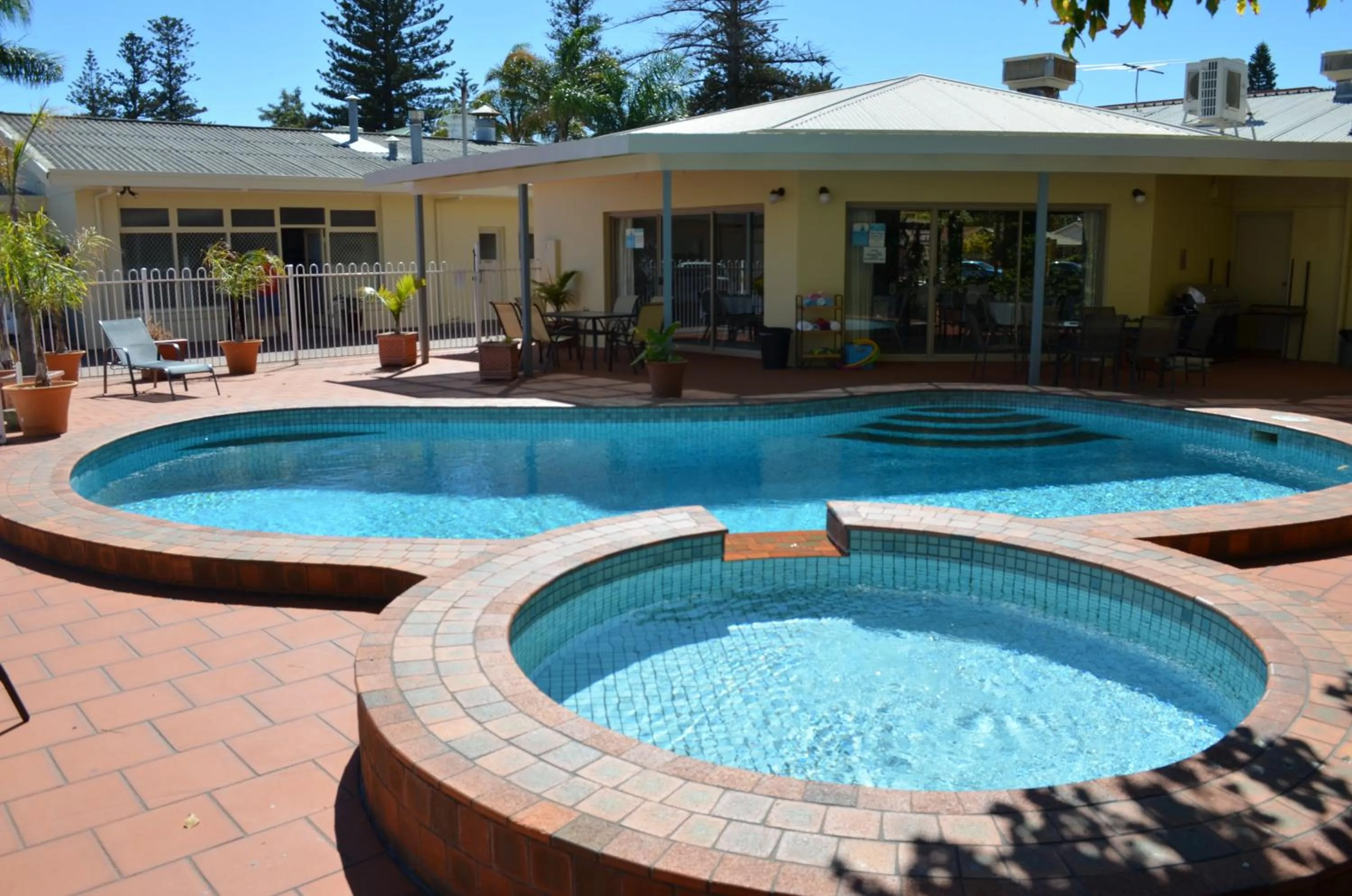 Swimming pool in Glenelg Motel