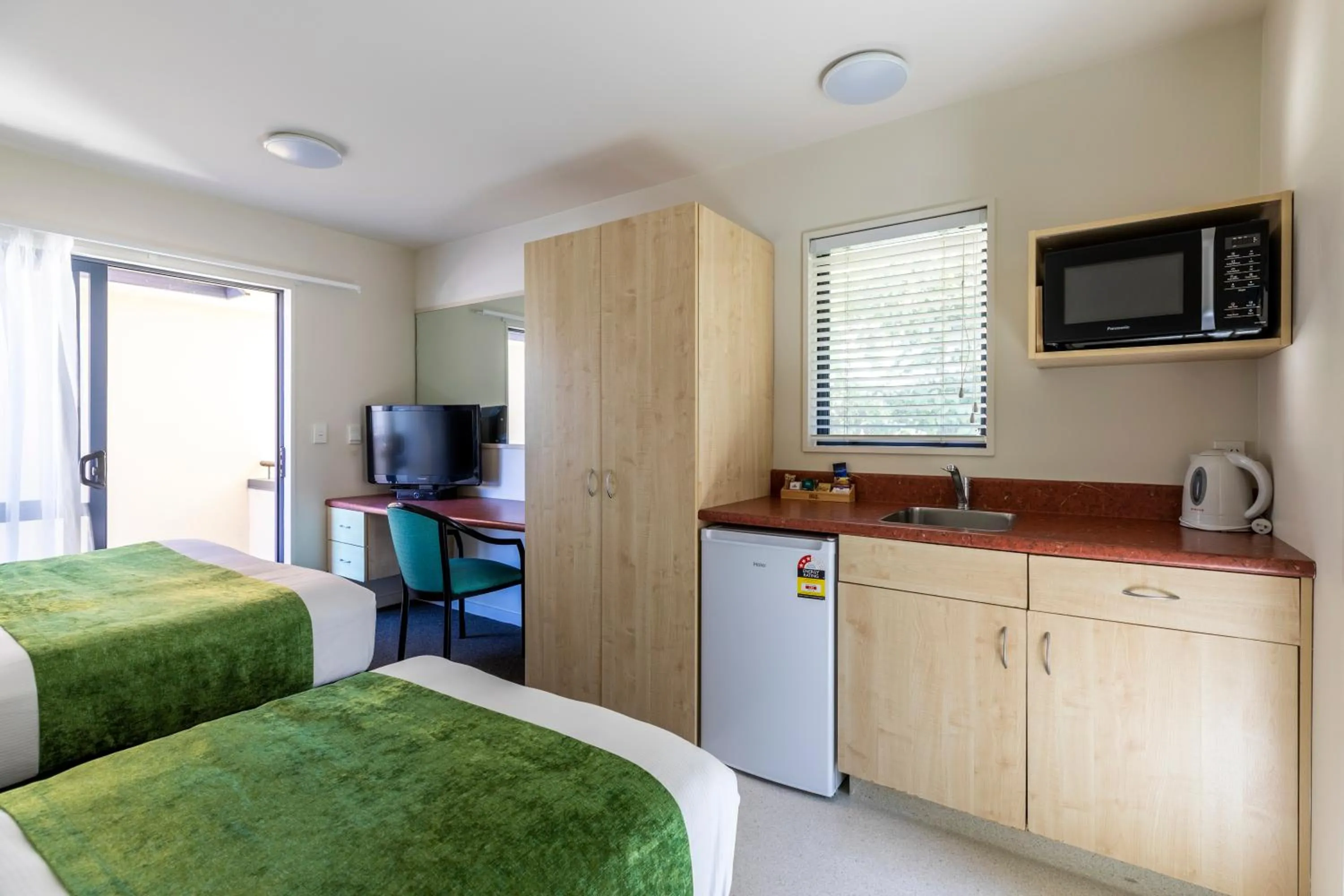Kitchen or kitchenette, Bed in Bella Vista Motel Wellington
