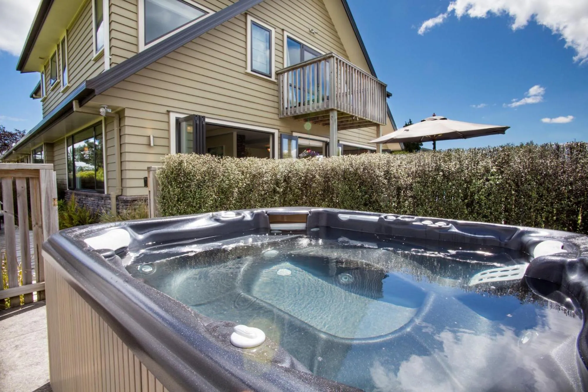 Hot Tub in Manuka Lodge B&B