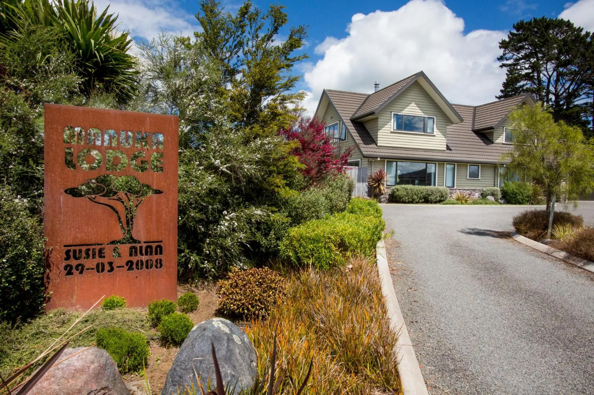 Property building in Manuka Lodge B&B