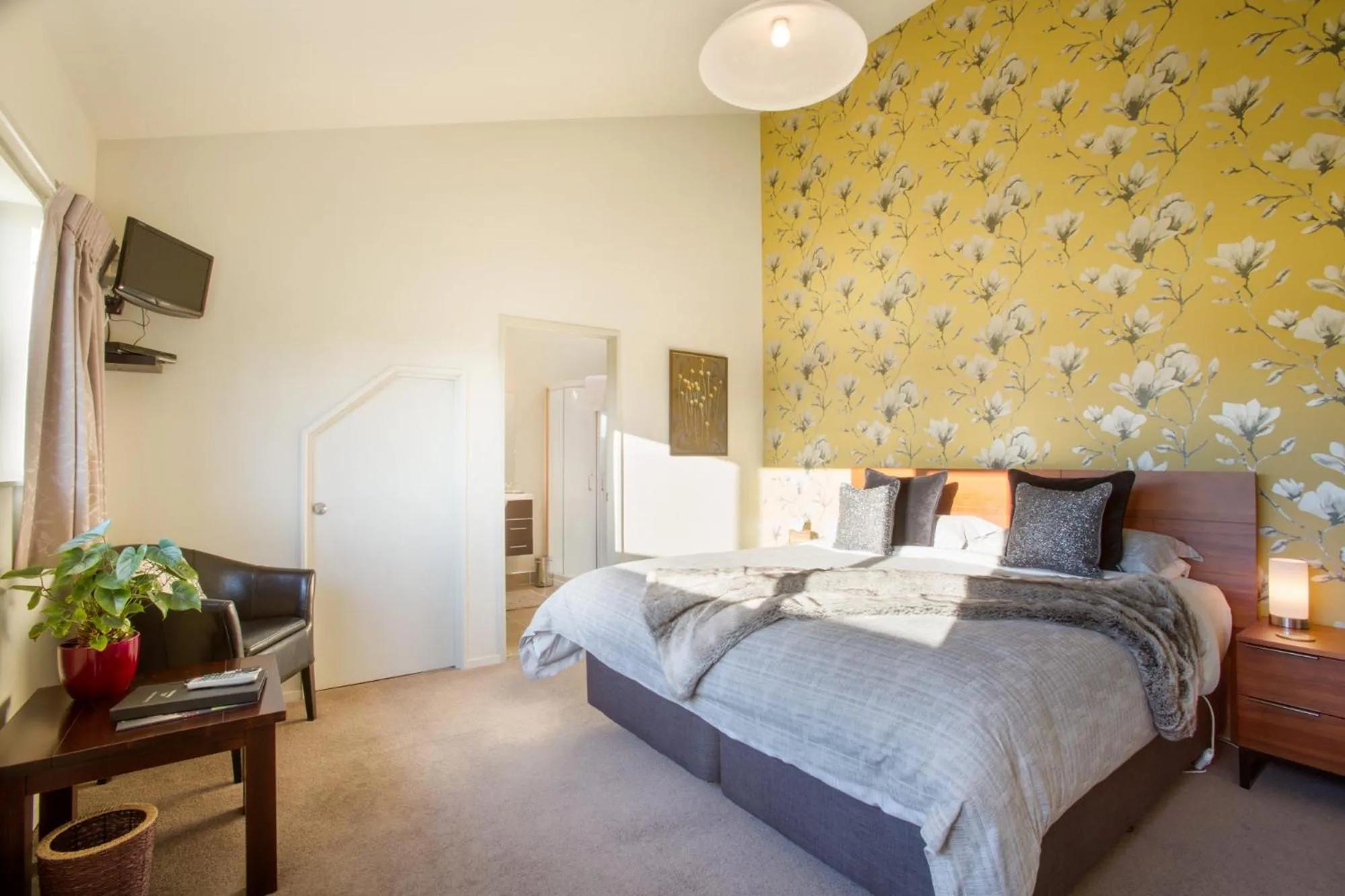 Bedroom, Bed in Manuka Lodge B&B