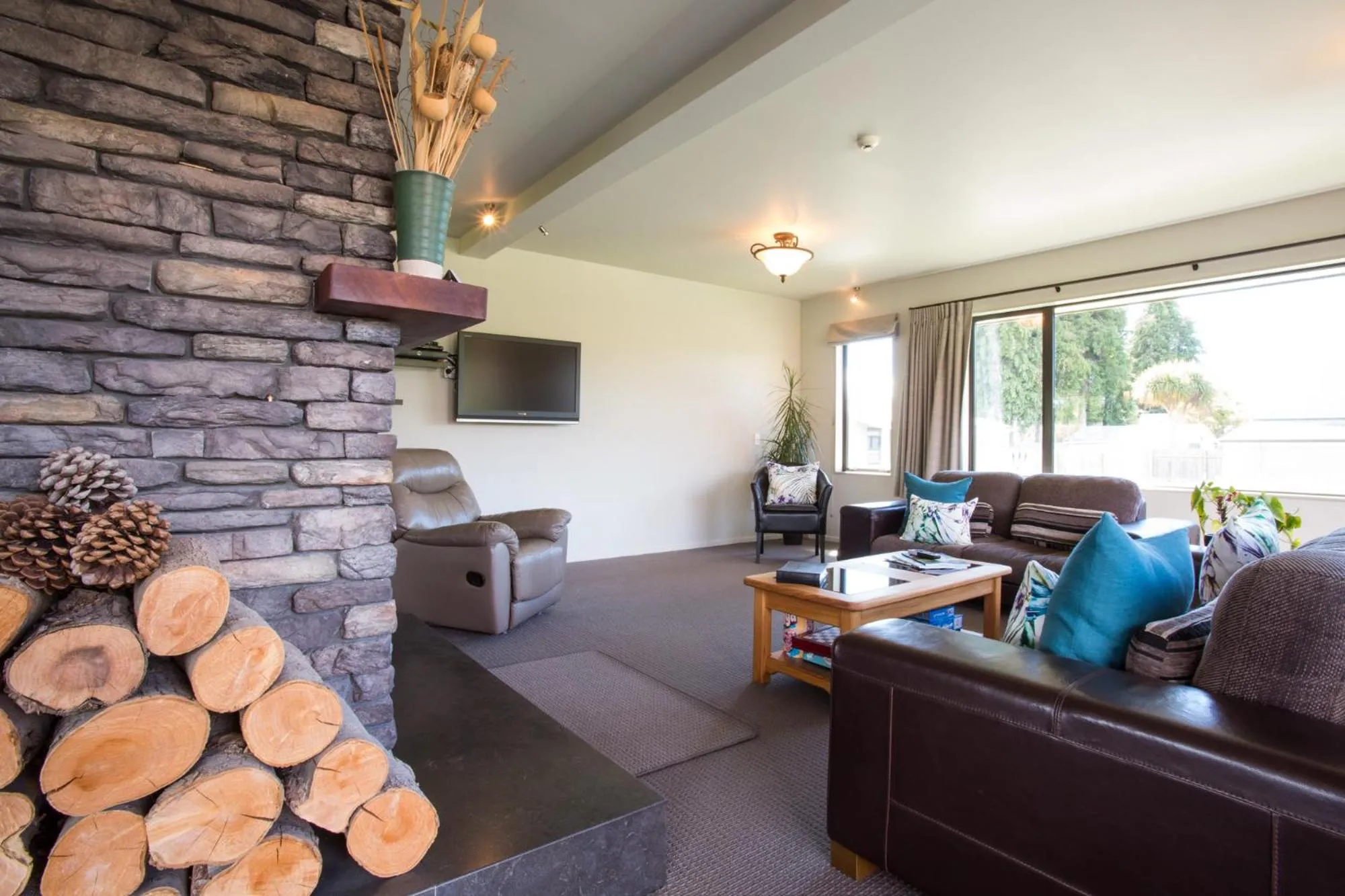 Communal lounge/ TV room in Manuka Lodge B&B