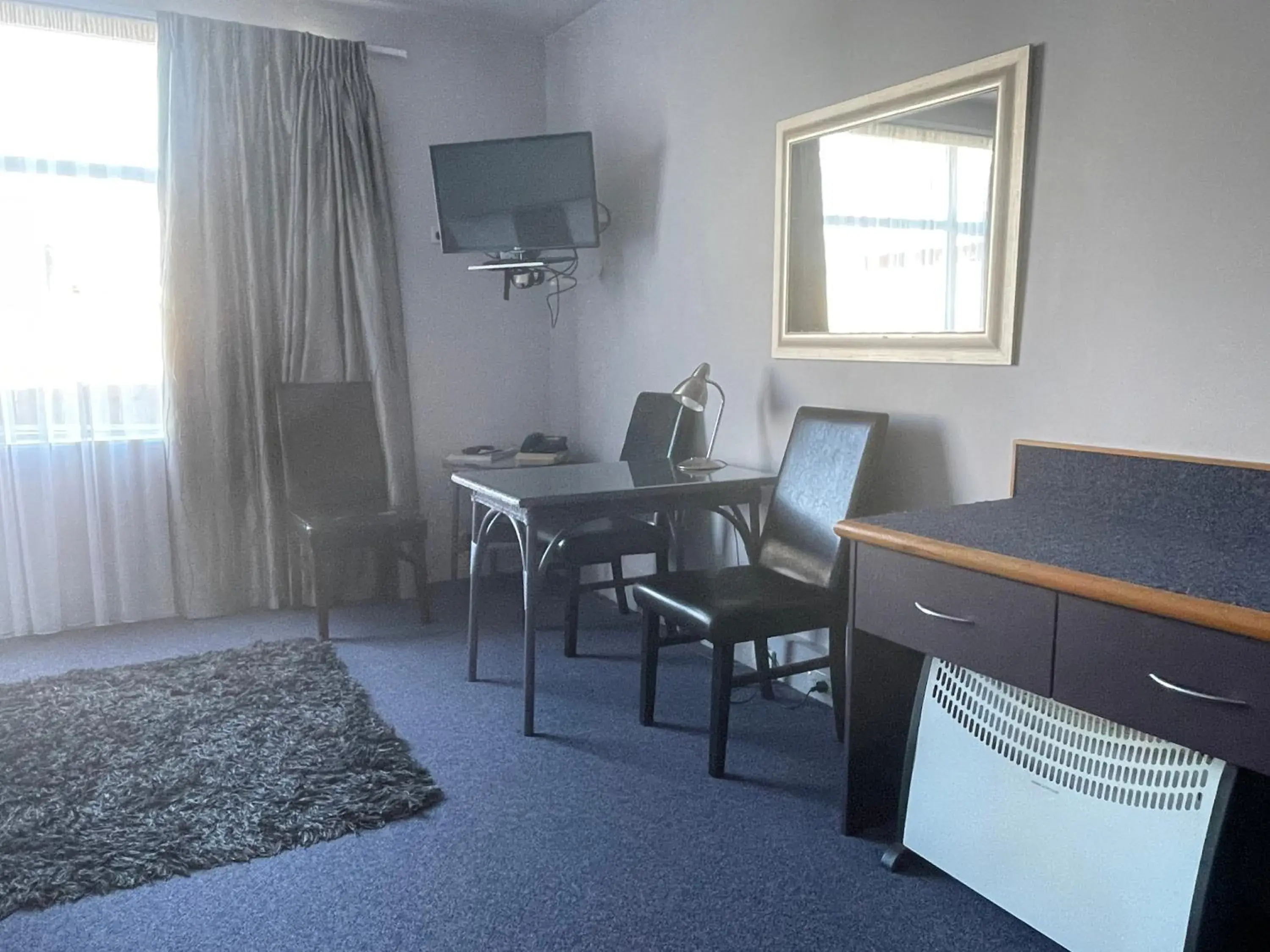 Seating area, TV/Entertainment Center in Best Western Wellington