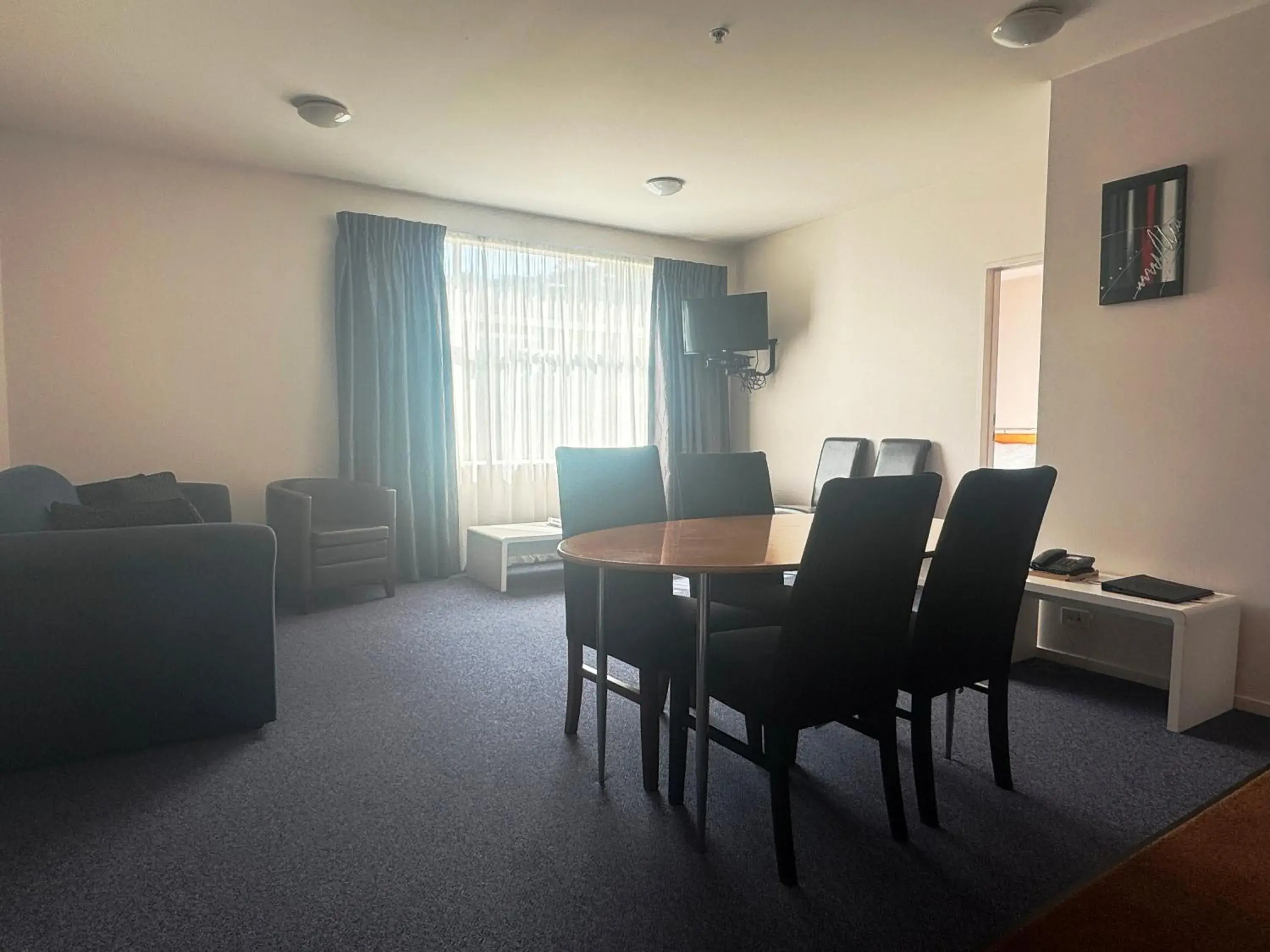 Living room, Dining Area in Best Western Wellington