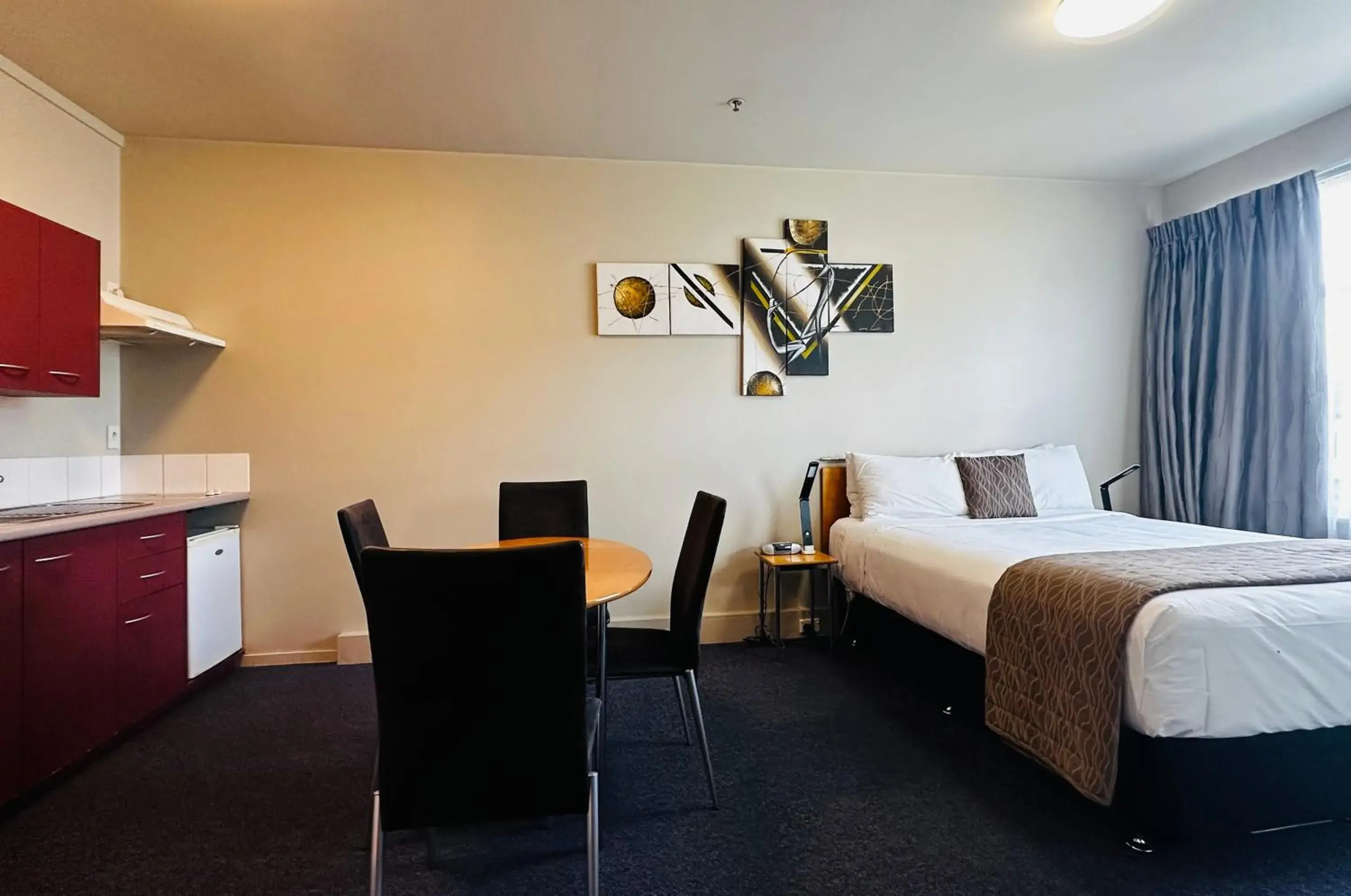 Kitchen or kitchenette, Bed in Best Western Wellington