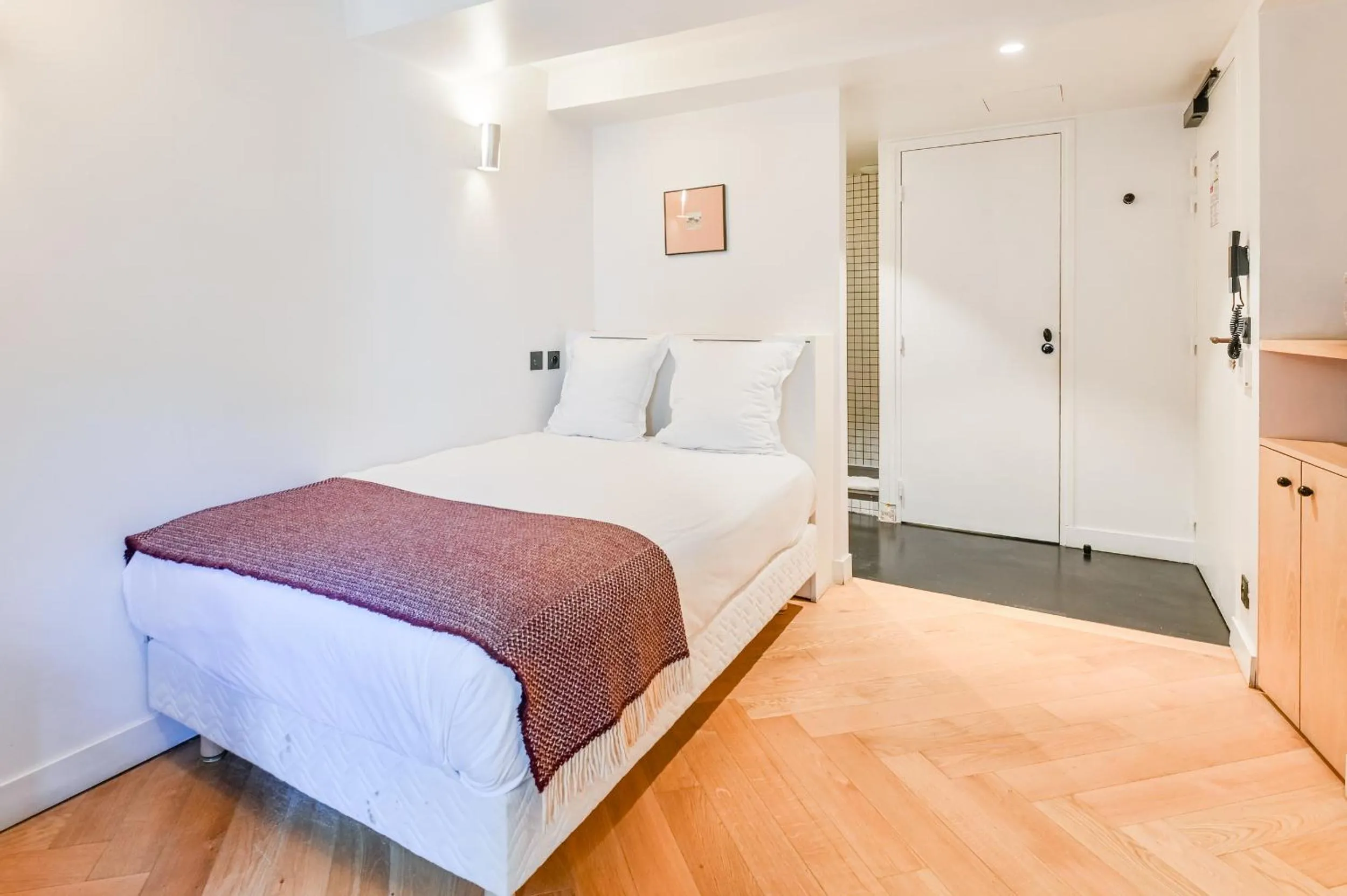 Bed in Hotel Habituel