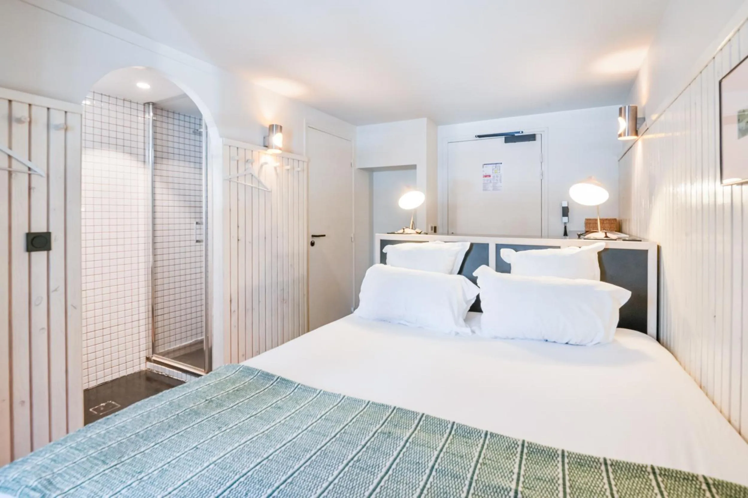 Bed in Hotel Habituel