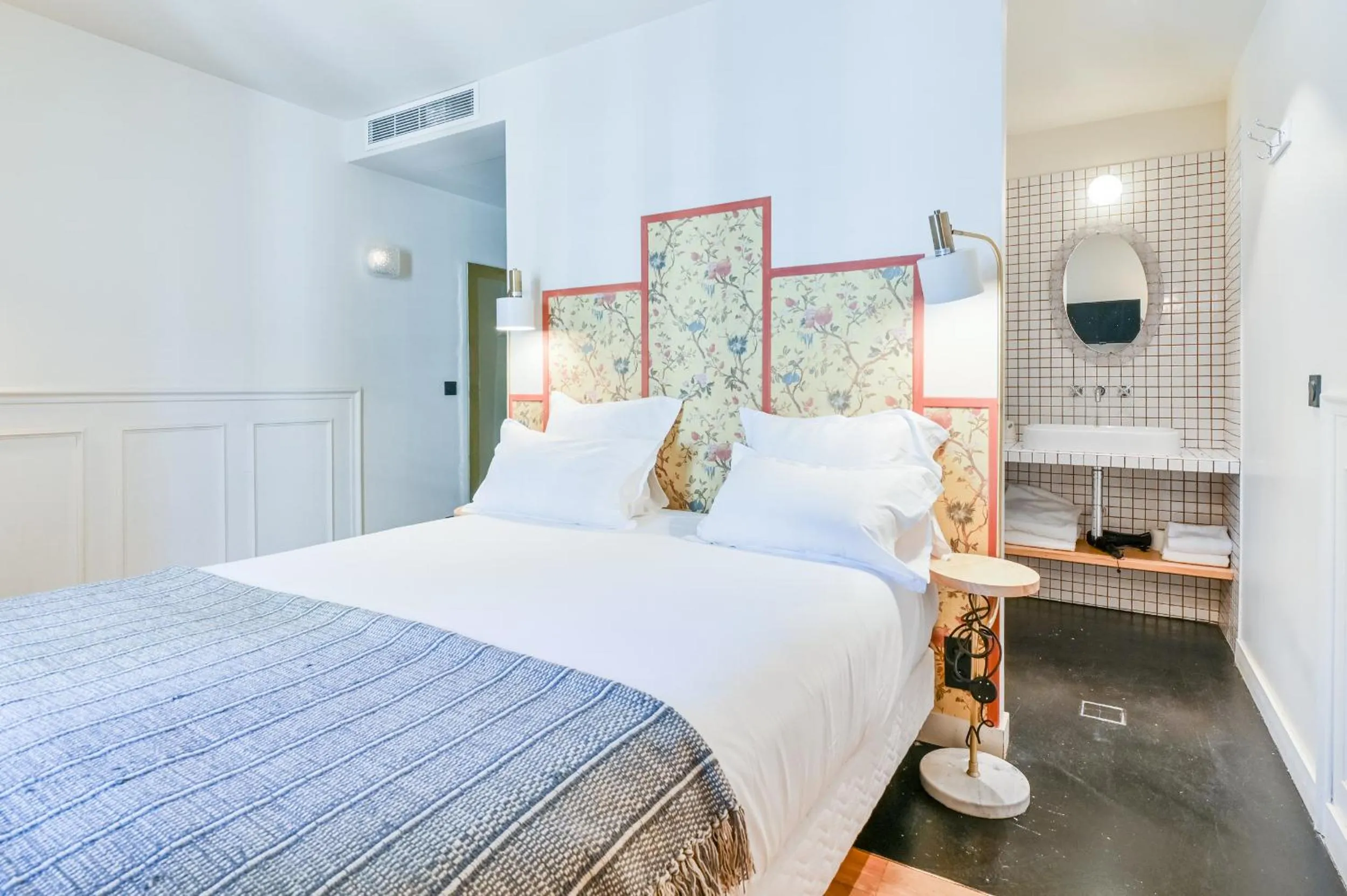 Bed in Hotel Habituel