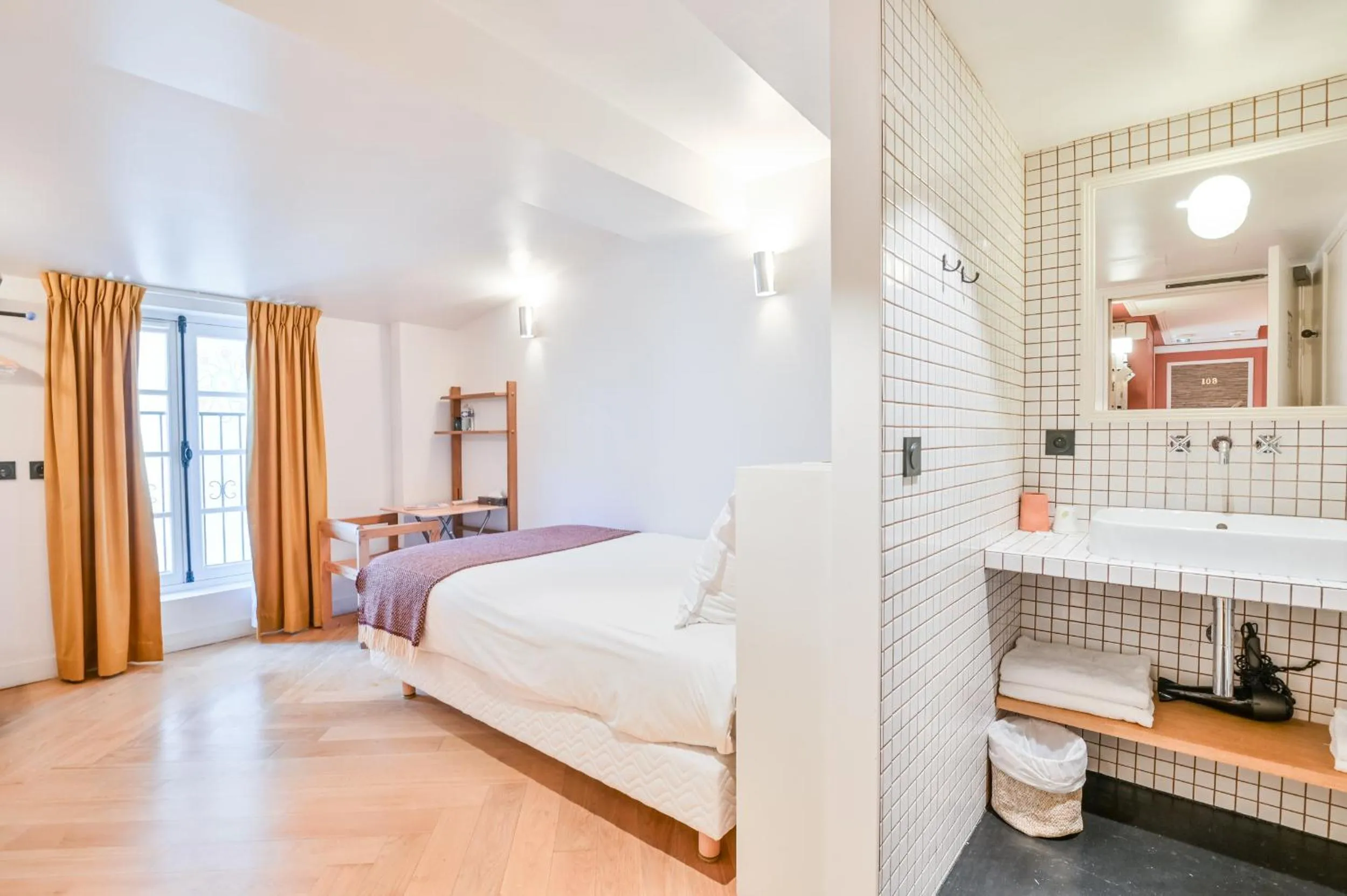 Bed in Hotel Habituel
