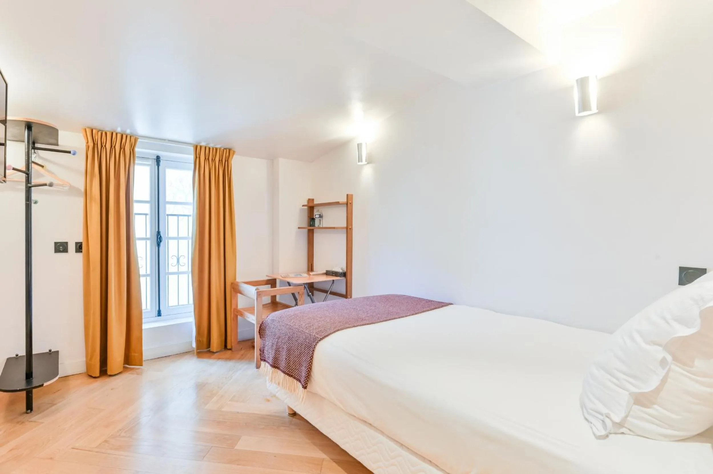 Bed in Hotel Habituel