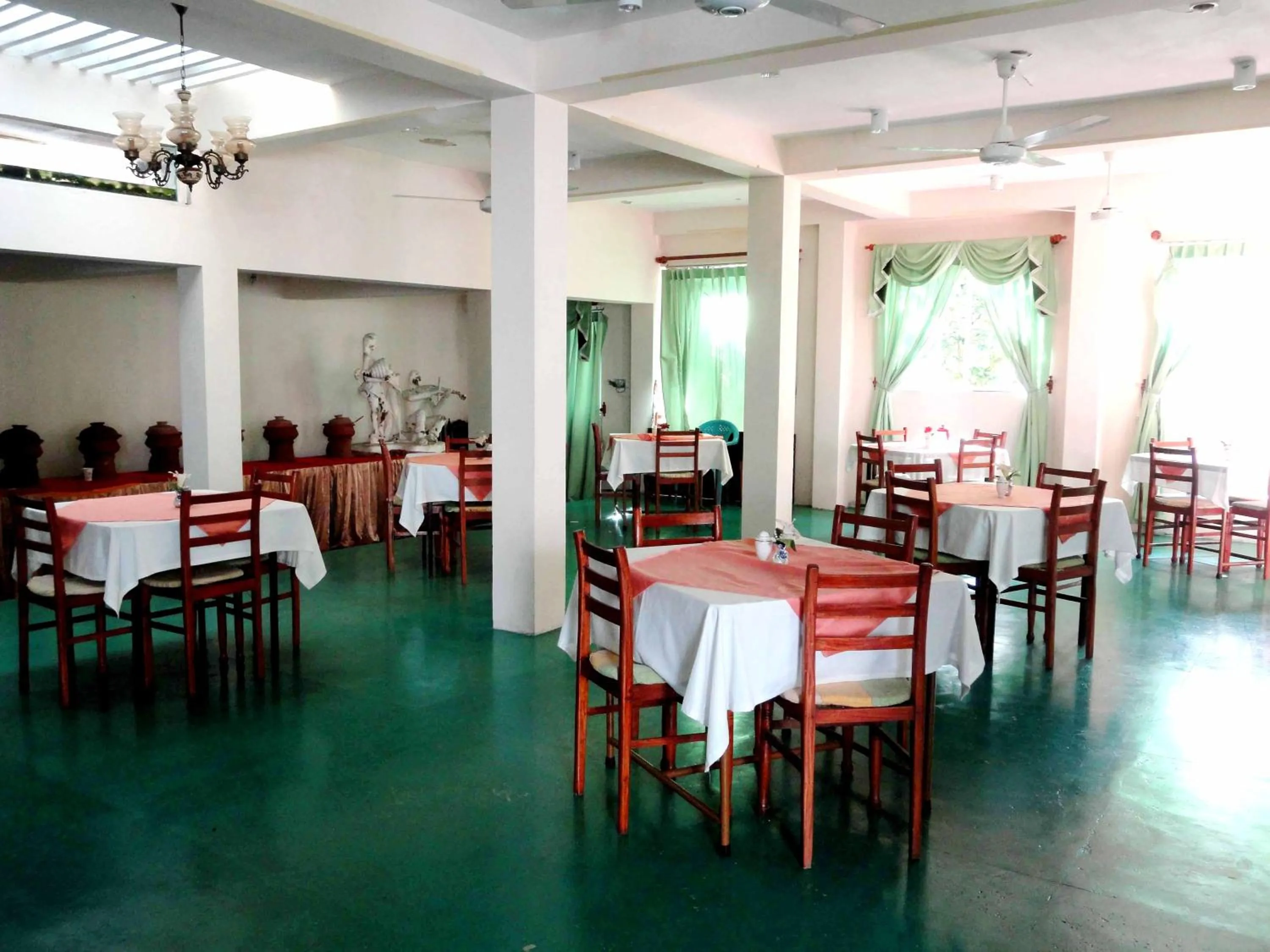 Restaurant/places to eat in Star Holiday Resort