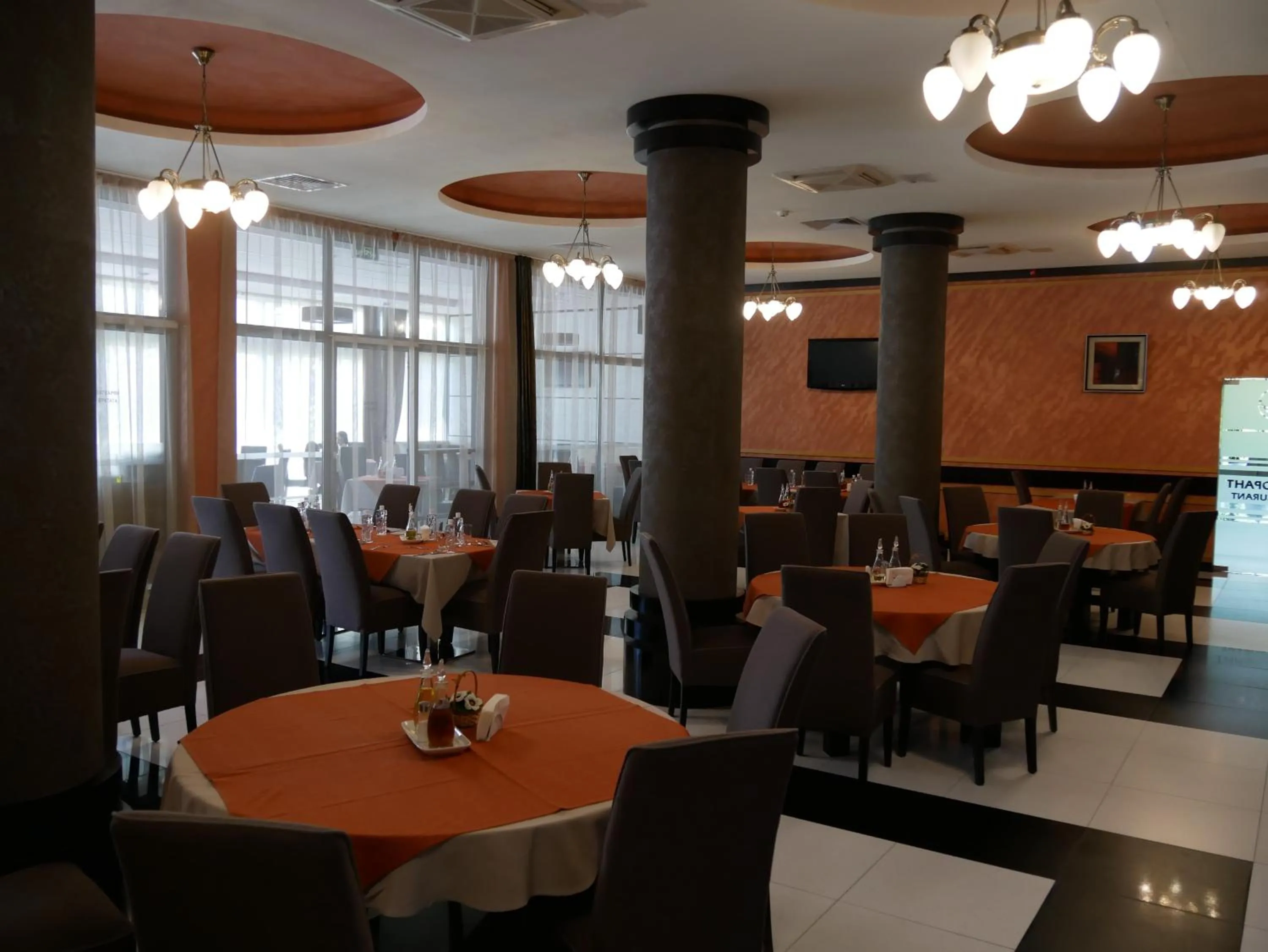 Restaurant/places to eat in Spa Hotel Ata