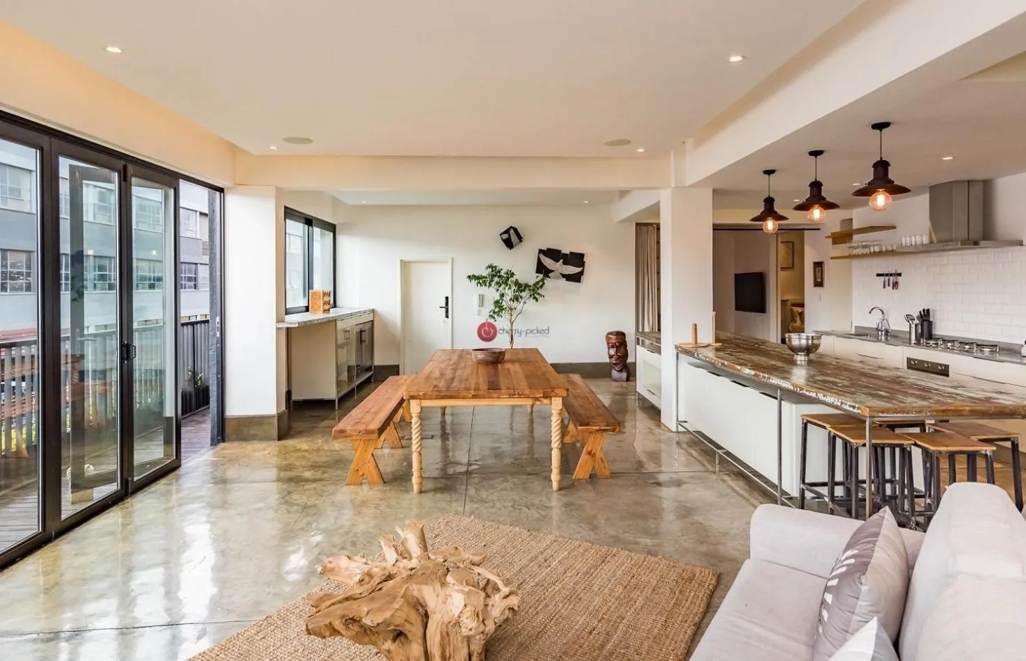 Living room, Kitchen/Kitchenette in 12 Decades Art Hotel