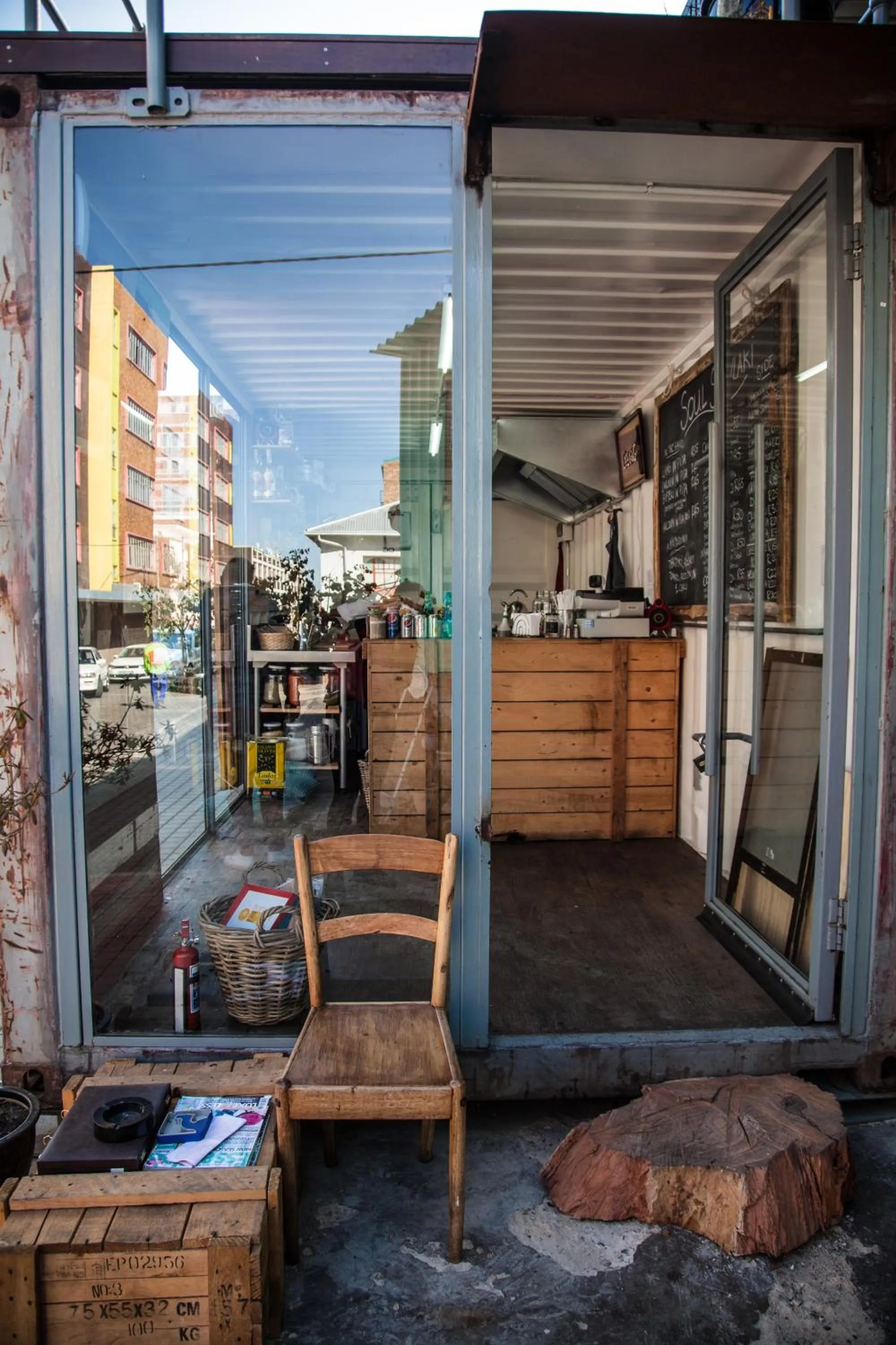 Restaurant/places to eat in 12 Decades Art Hotel