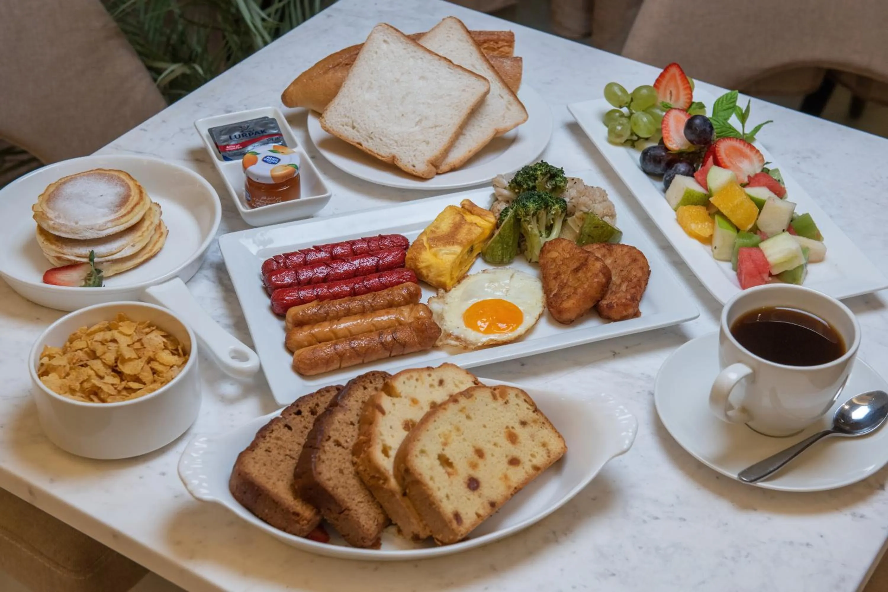 Food and drinks in Corp Executive Hotel Doha Suites