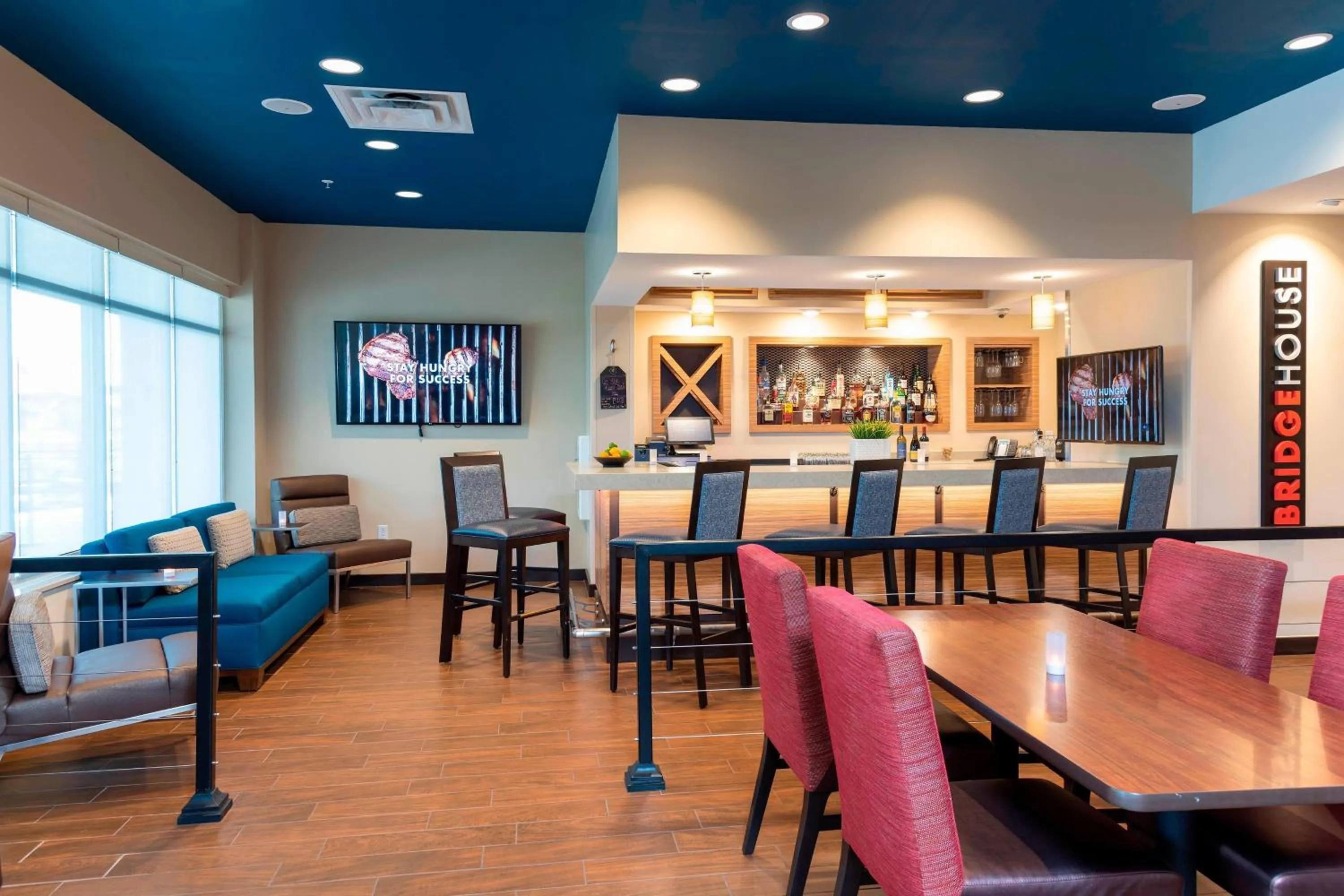 Lounge or bar in TownePlace Suites by Marriott Louisville North