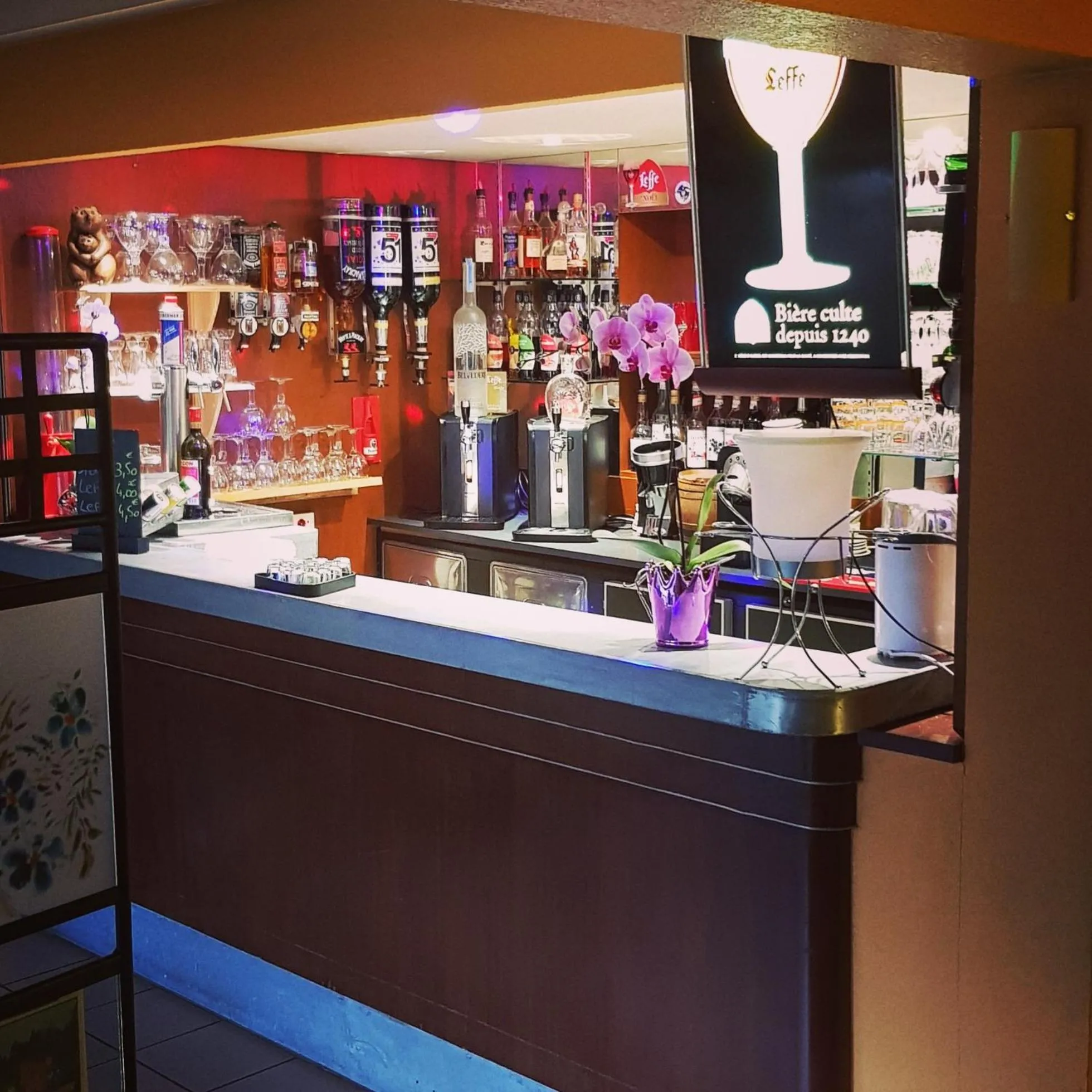 Restaurant/places to eat in Le Pavillon