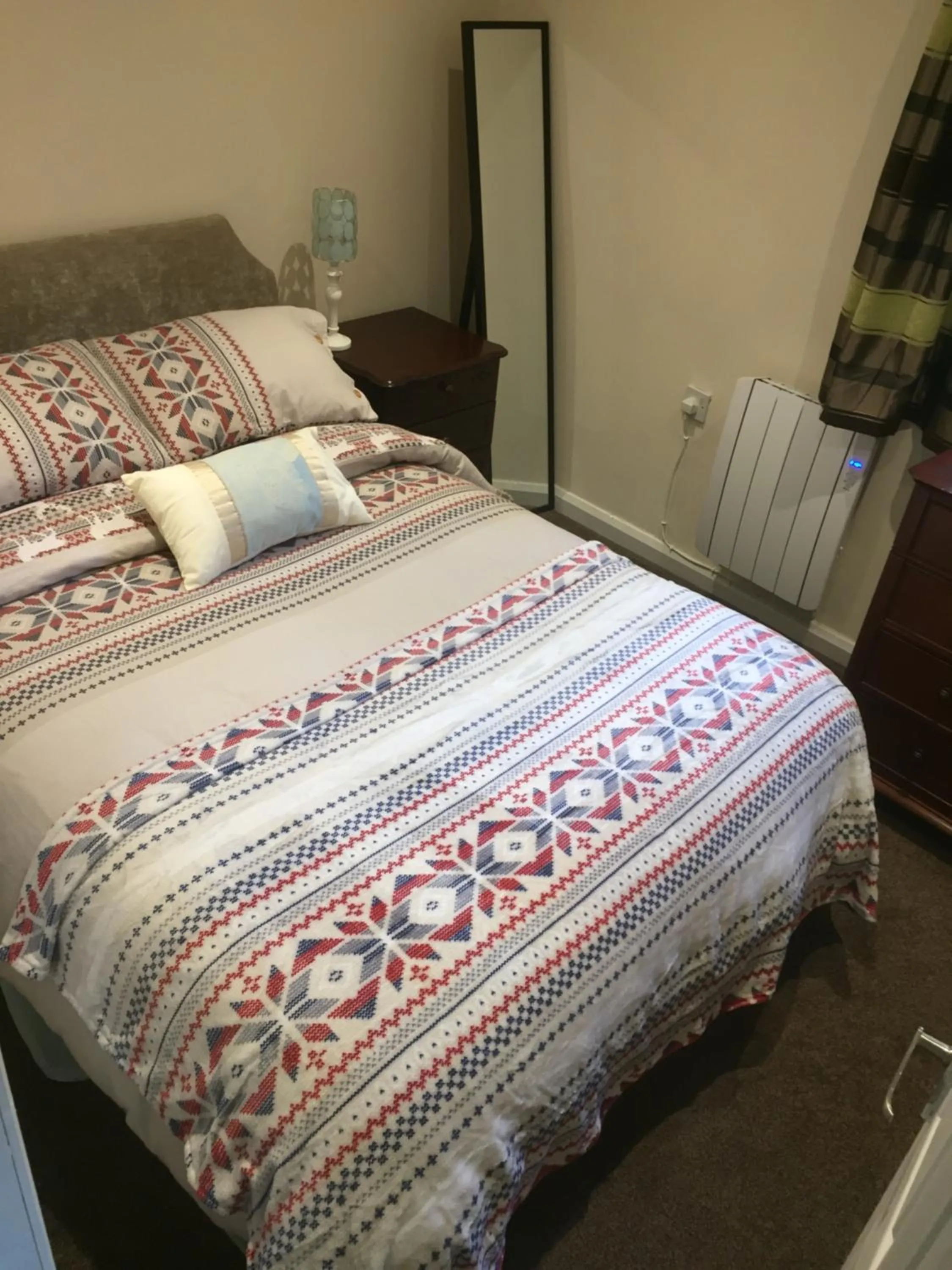 Bedroom, Bed in Winwood Apartment
