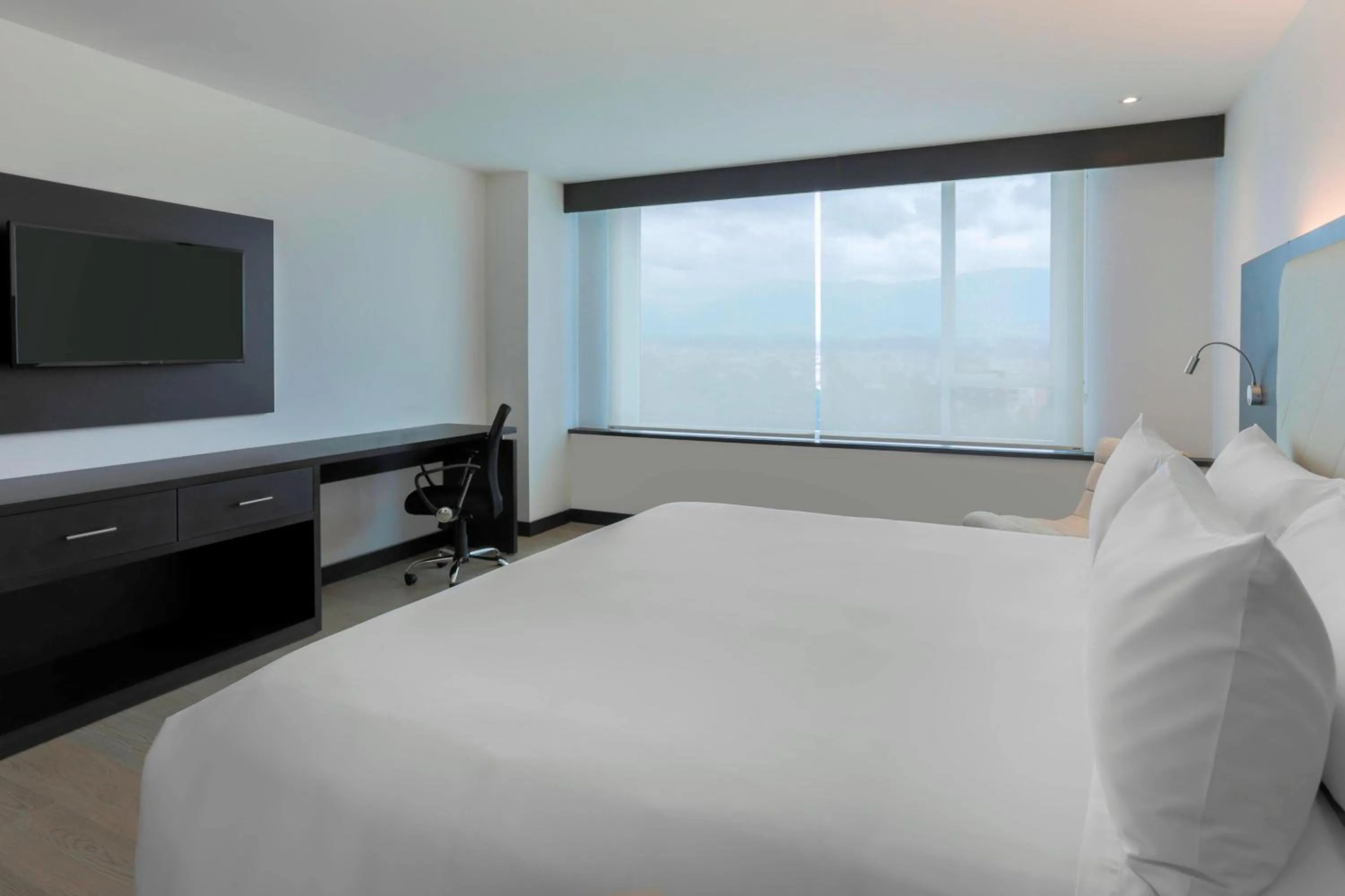 Photo of the whole room, Bed in Four Points by Sheraton Cuenca