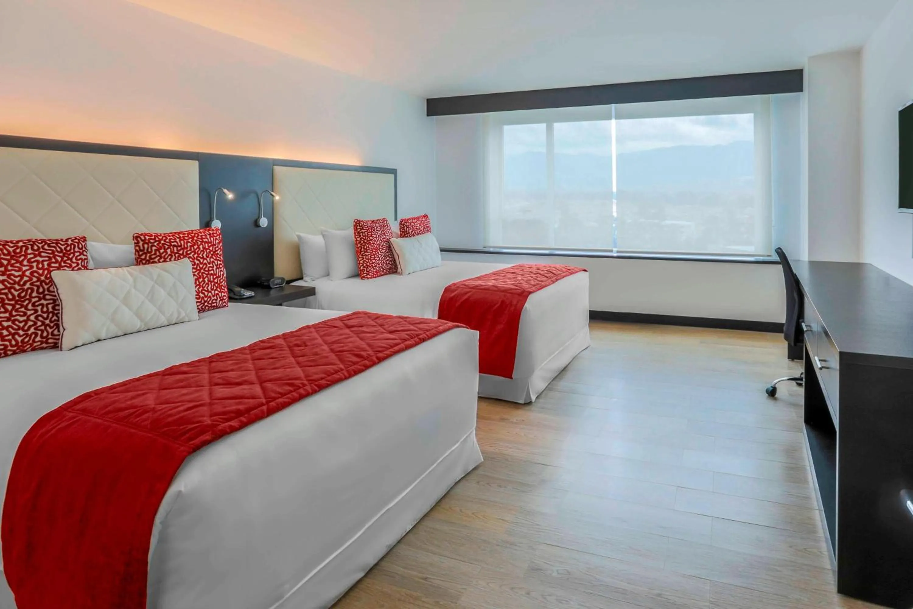 Photo of the whole room, Bed in Four Points by Sheraton Cuenca