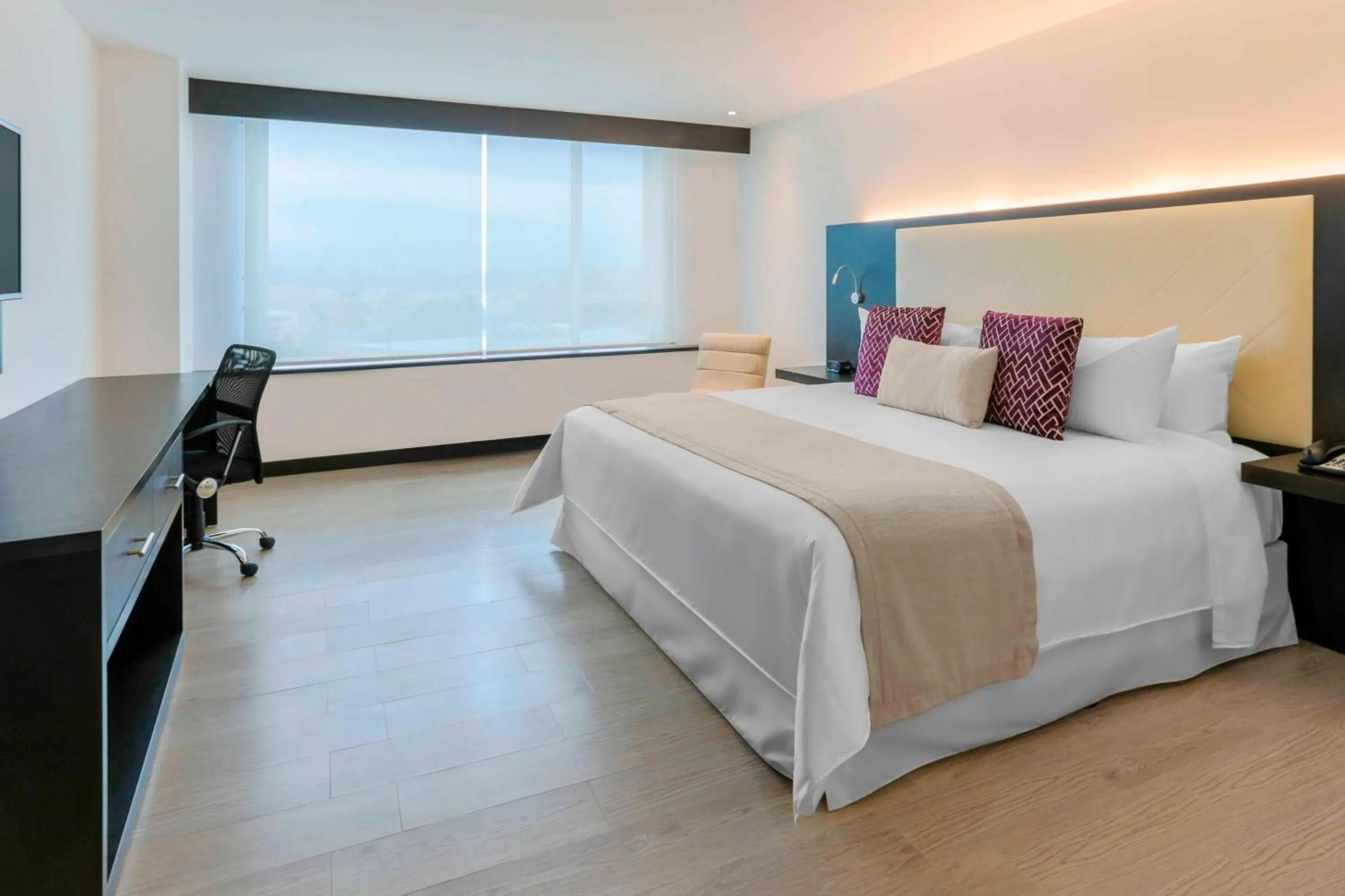 Photo of the whole room, Bed in Four Points by Sheraton Cuenca